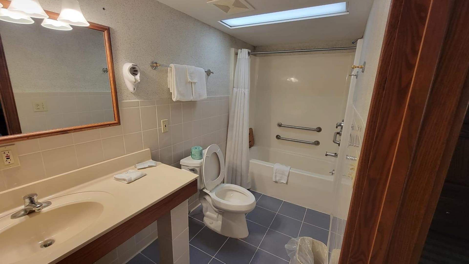 Ramada by Wyndham Saginaw Hotel & Suites gallery photo in Saginaw, MI — image 38