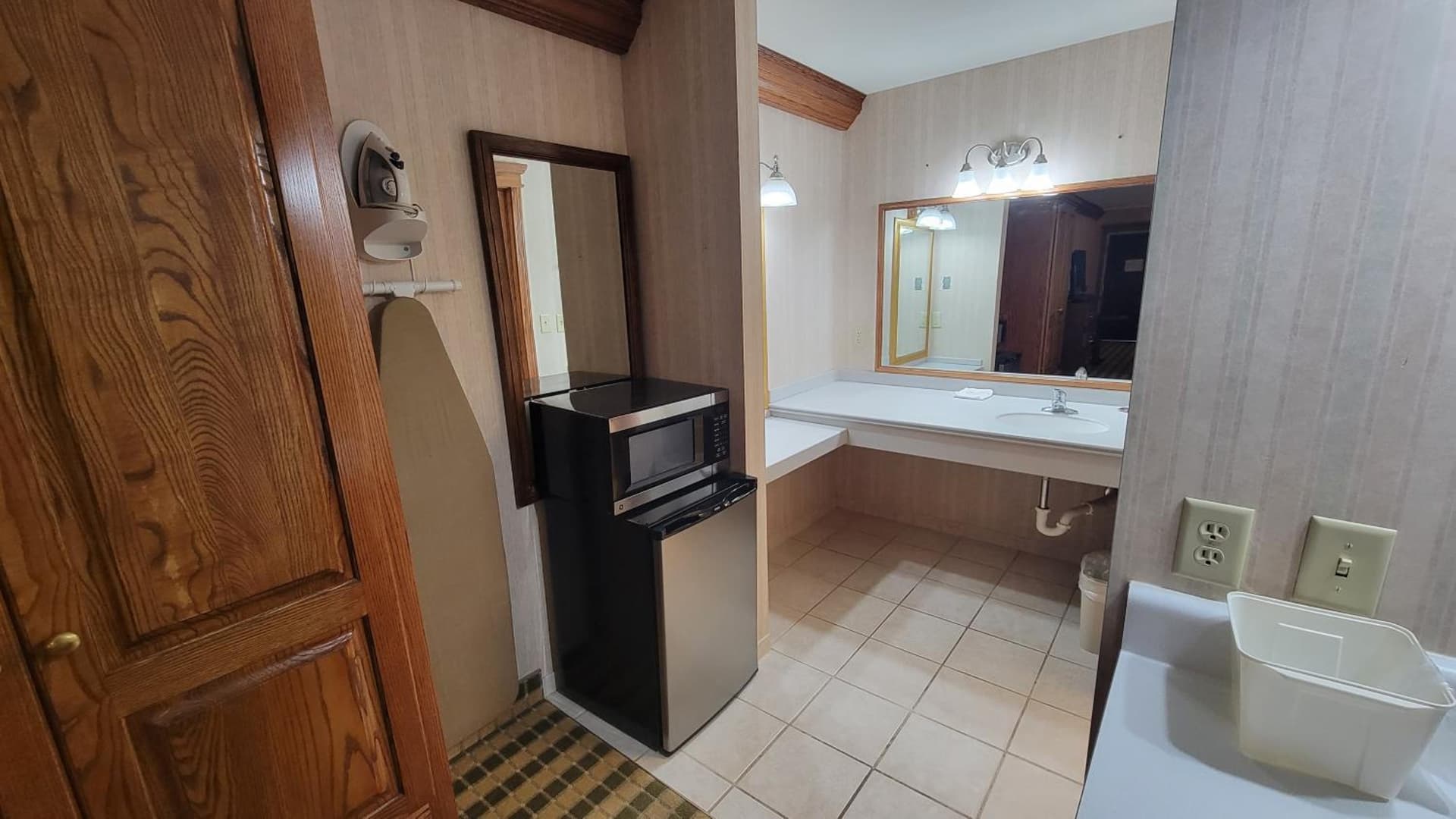 Ramada by Wyndham Saginaw Hotel & Suites gallery photo in Saginaw, MI — image 26