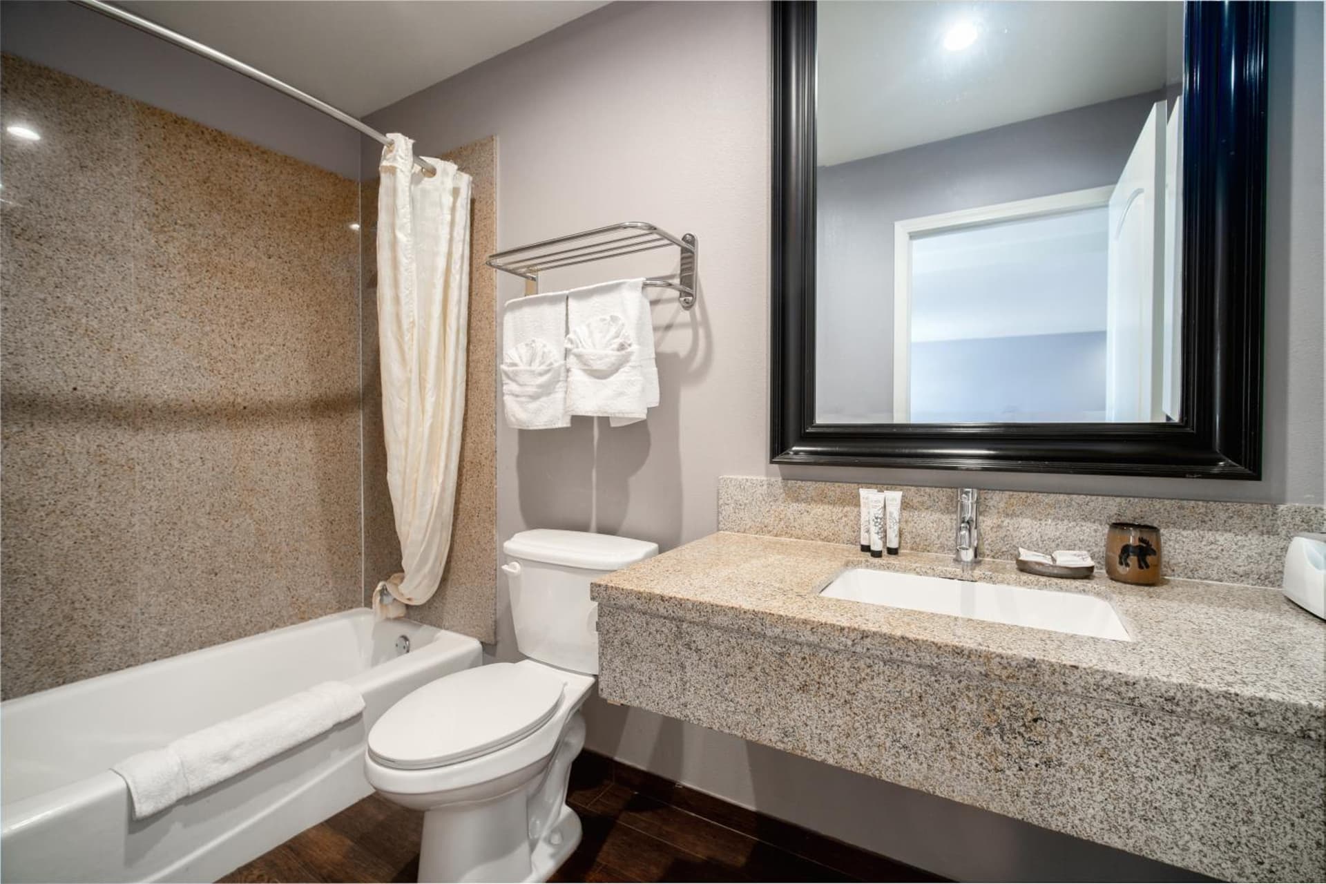 LYFE INN & SUITES by AGA - LAX Airport gallery photo in Inglewood, CA — image 35