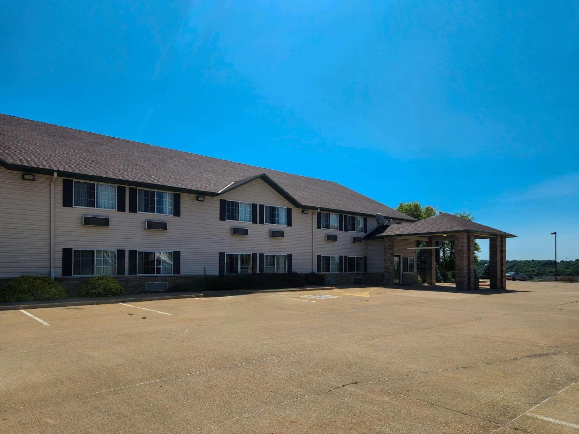 MainStay Suites LeClaire - Quad Cities featured exterior or lobby in Le Claire, IA — similar hotel