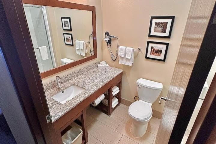 Baymont by Wyndham Phoenix North interior in Phoenix, AZ — gallery photo 2