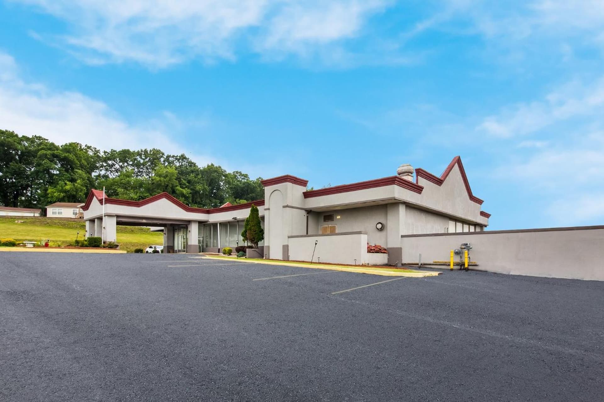 Red Roof Inn New Stanton interior in New Stanton, PA — gallery photo 2