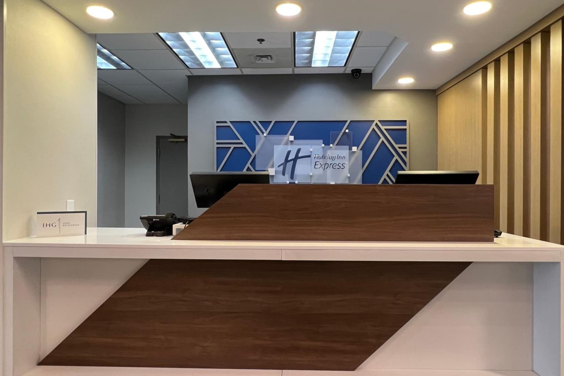 Holiday Inn Express Harrisburg I-81 - Hershey By IHG interior in Manadahill, PA — gallery photo 2