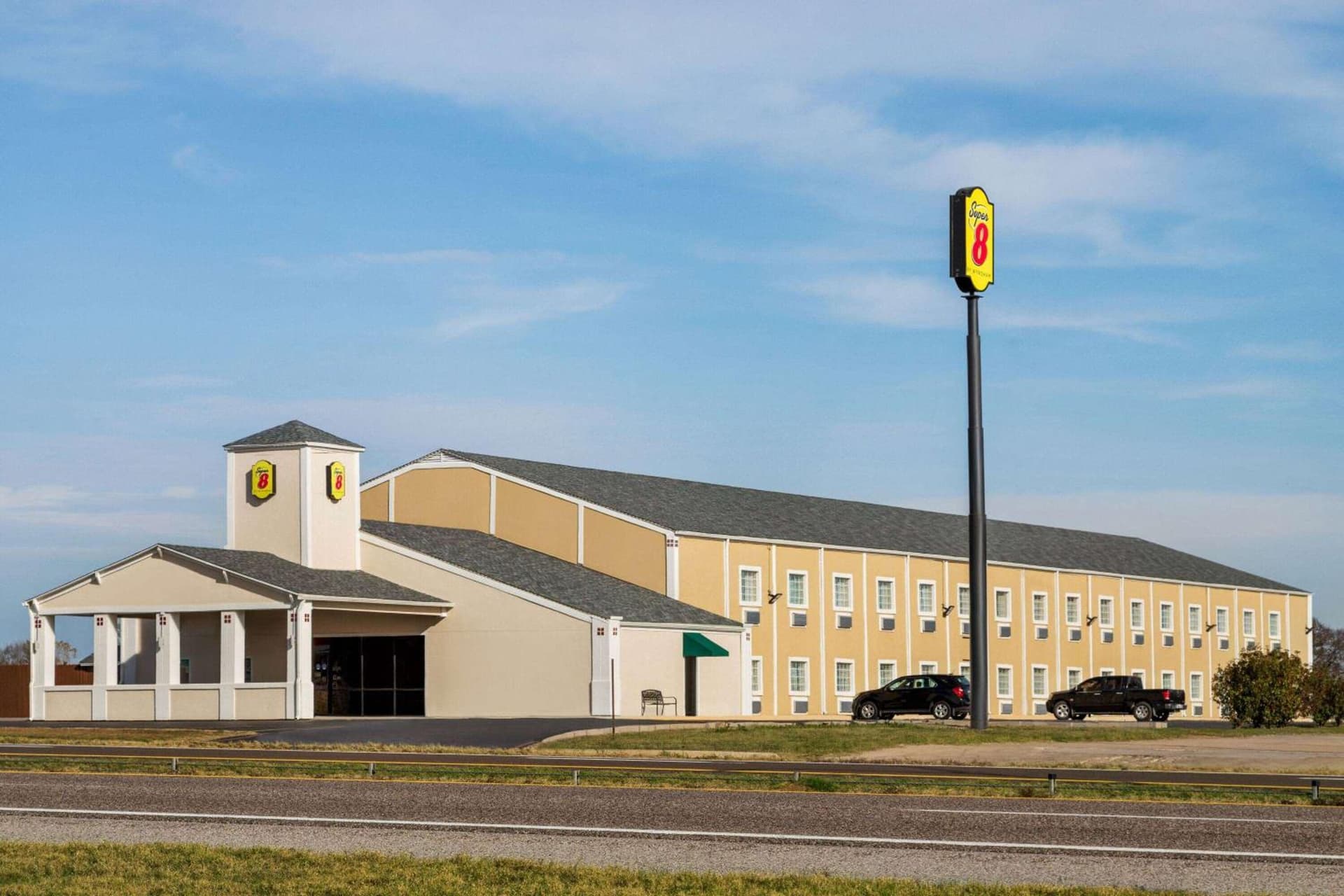 Super 8 by Wyndham Gainesville TX interior in Gainesville, TX — gallery photo 2