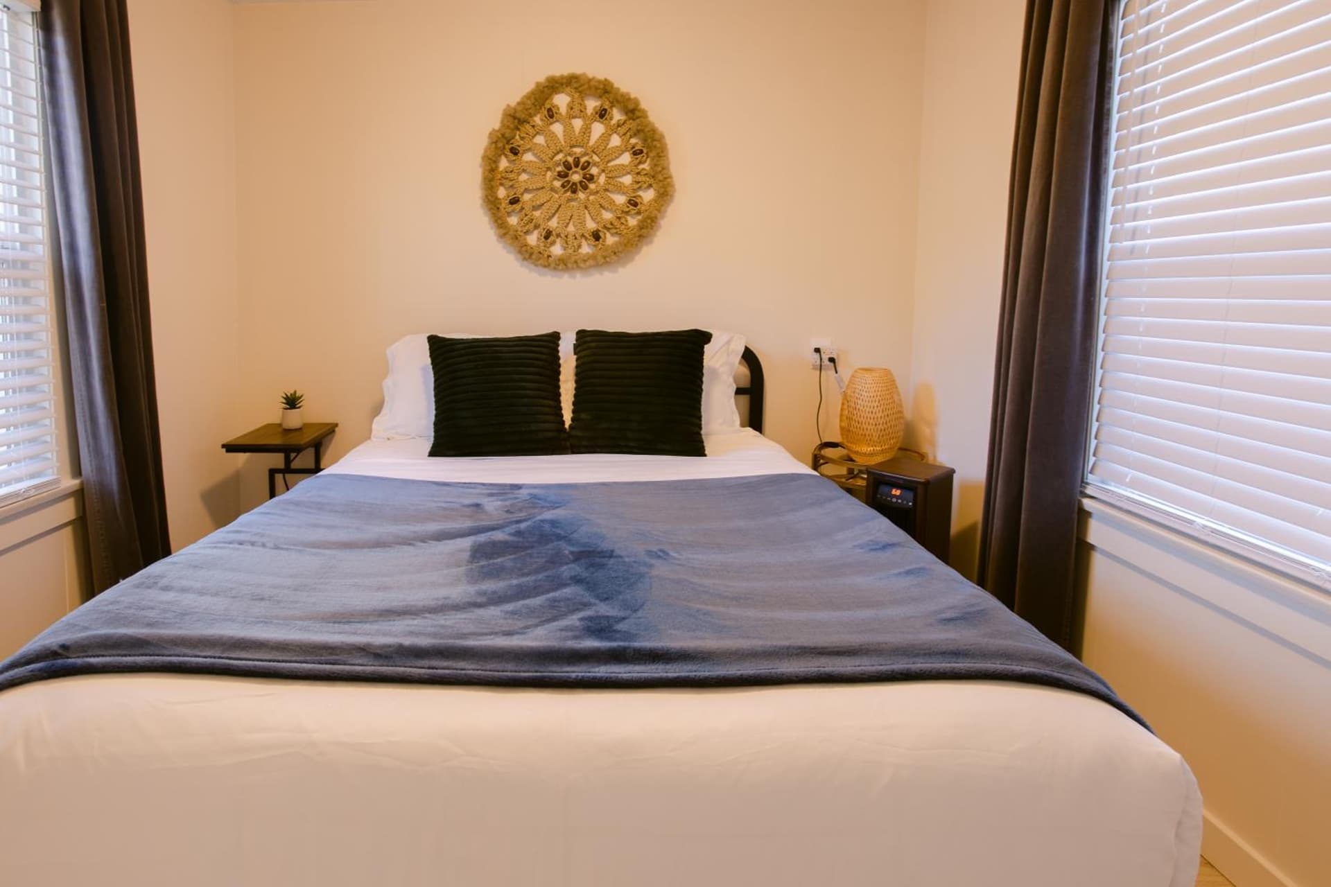 Waterfront River Apartments property views in Rogue River, OR — gallery photo 3