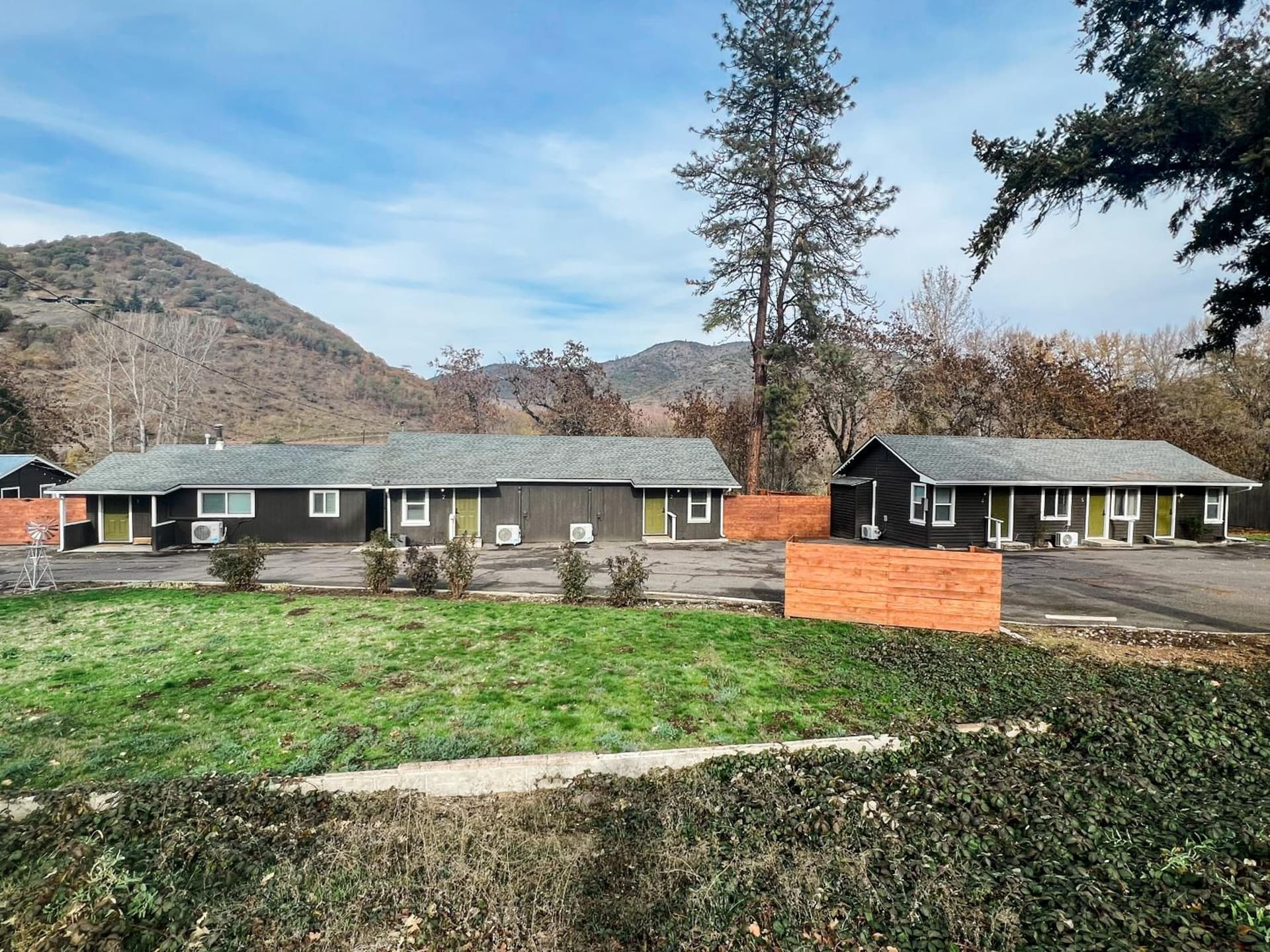 Waterfront River Apartments featured exterior or lobby in Rogue River, OR — similar hotel
