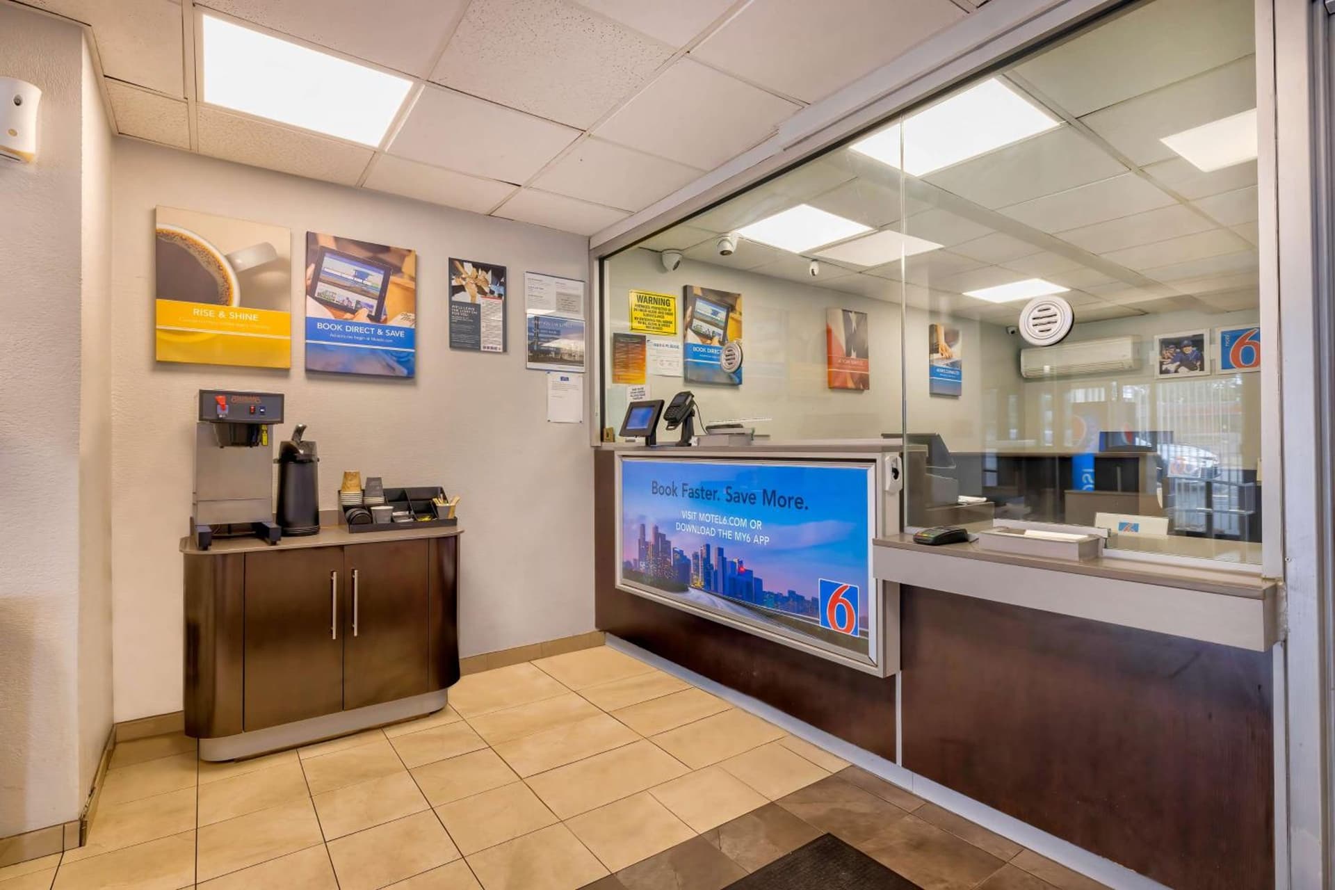 Motel 6-Villa Park, IL - Chicago West interior in Villa Park, IL — gallery photo 2