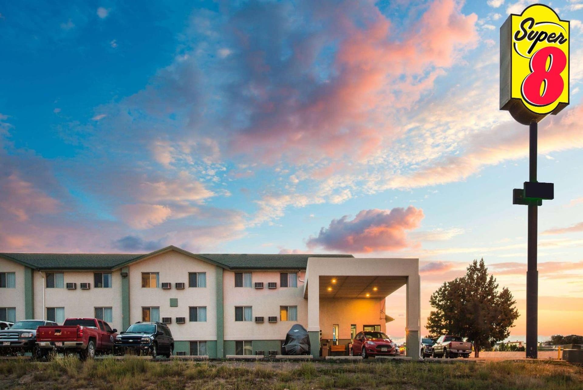 Super 8 by Wyndham Pueblo interior in Pueblo, CO — gallery photo 2