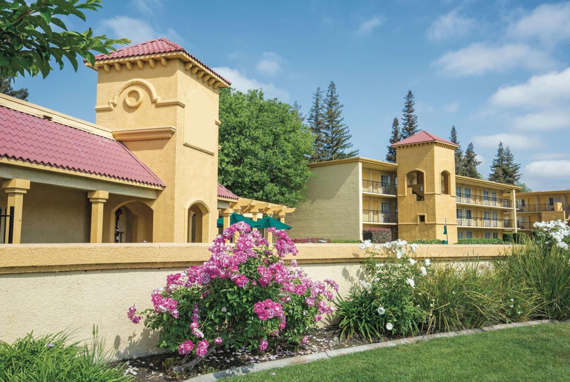 Howard Johnson by Wyndham Sacramento Downtown property views in Sacramento, CA — gallery photo 3