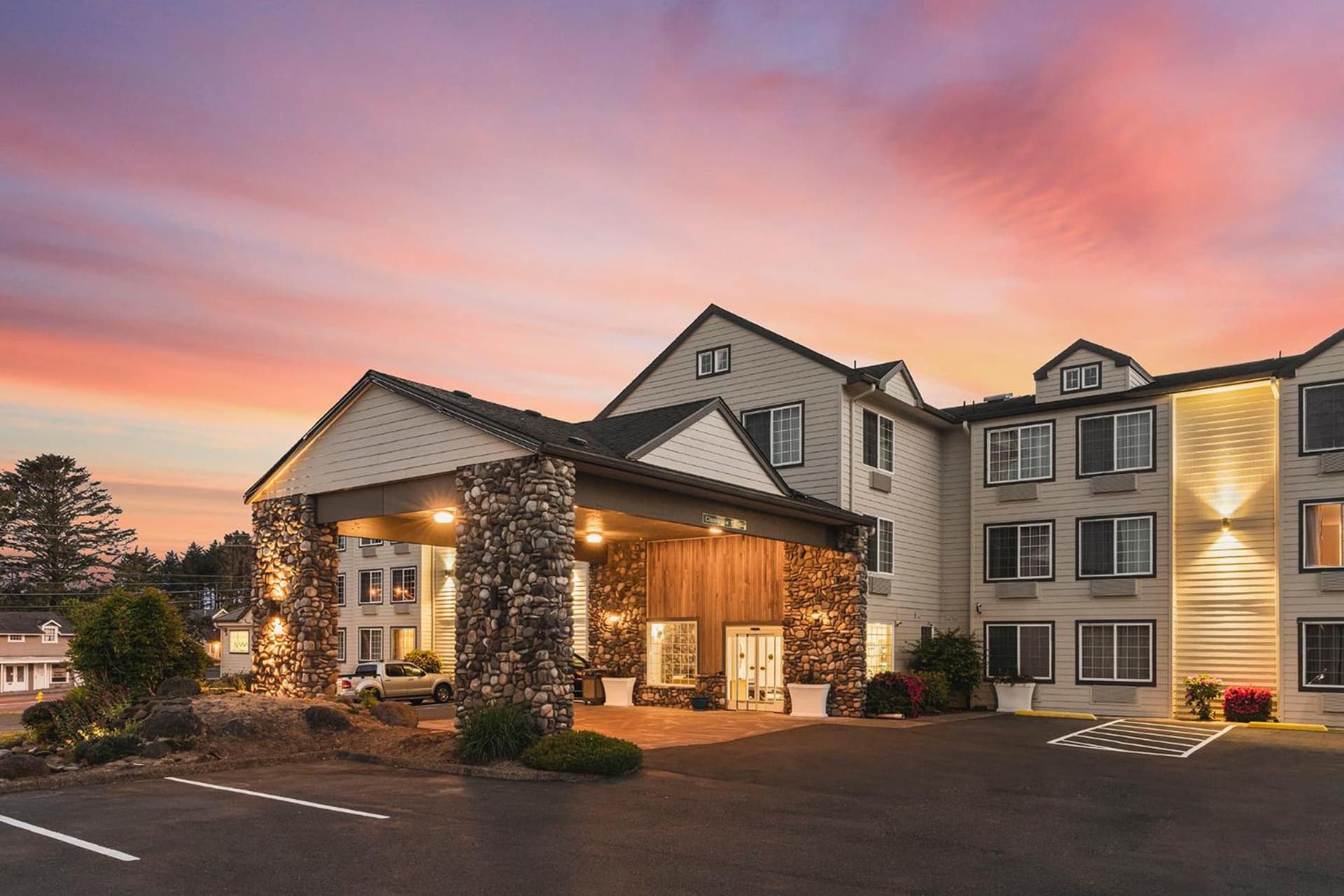 The Ashley Inn & Suites interior in Lincoln City, OR — gallery photo 2