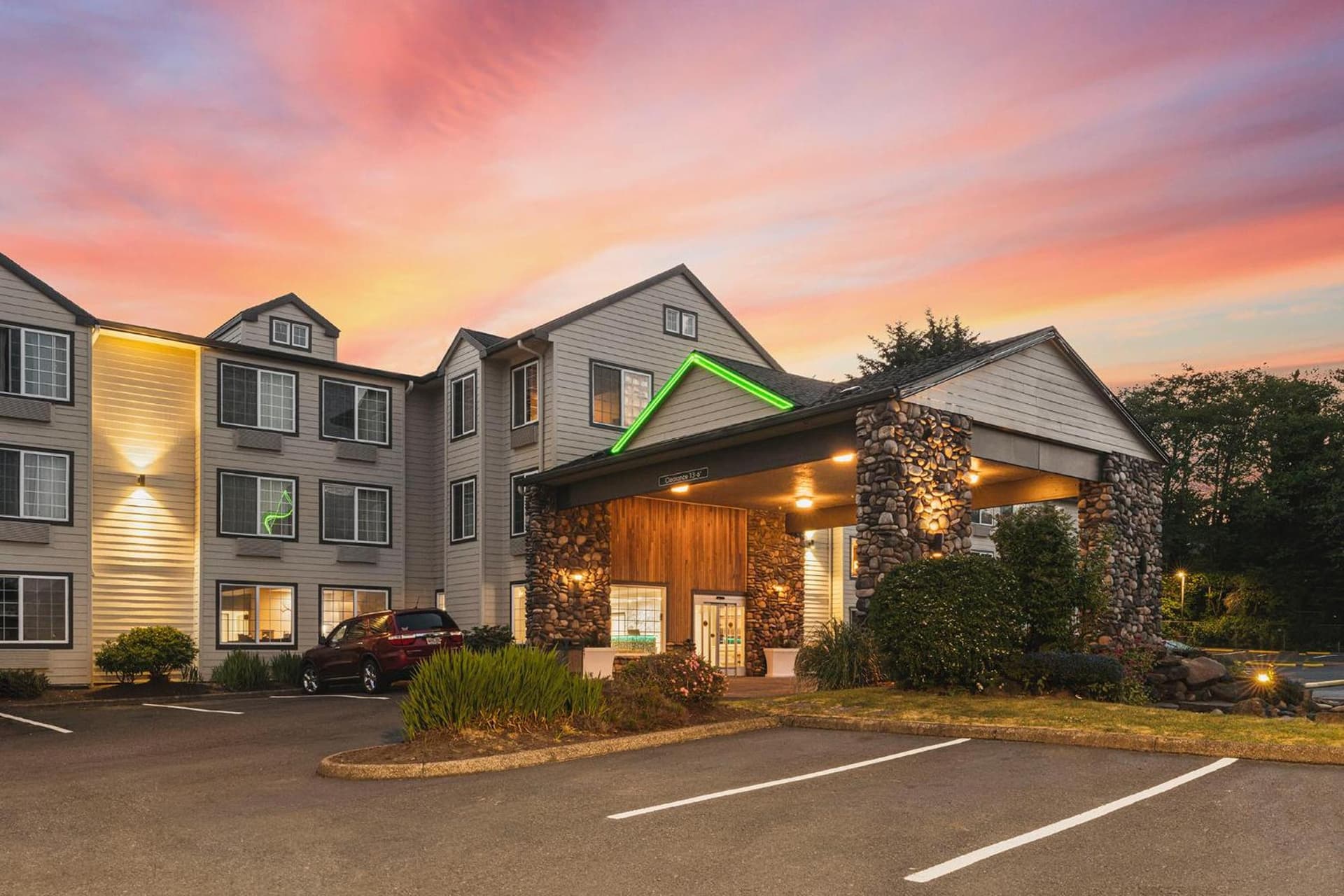 The Ashley Inn & Suites property views in Lincoln City, OR — gallery photo 3