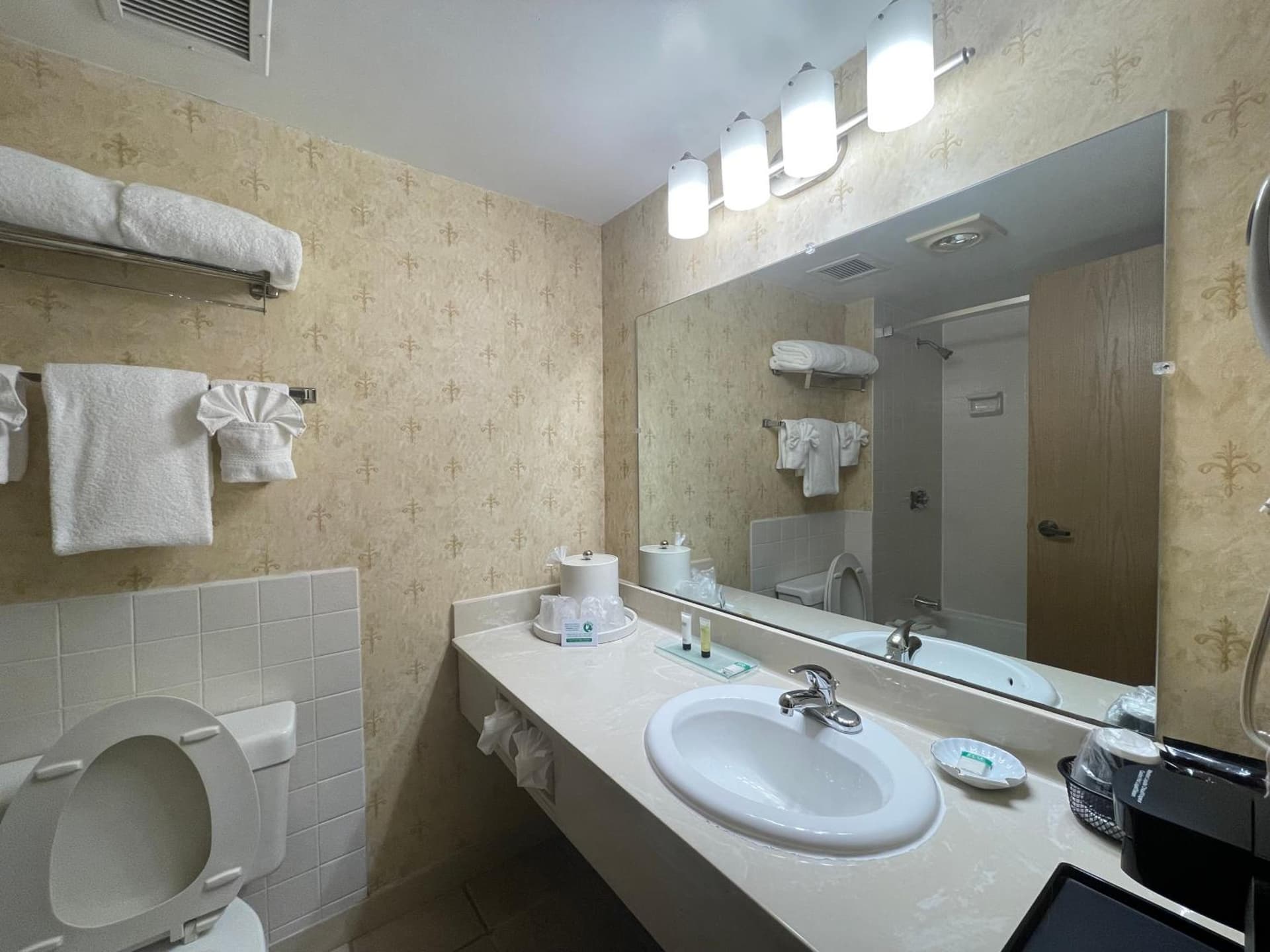 Chateau Hotel and Conference Center gallery photo in Bloomington, IL — image 55