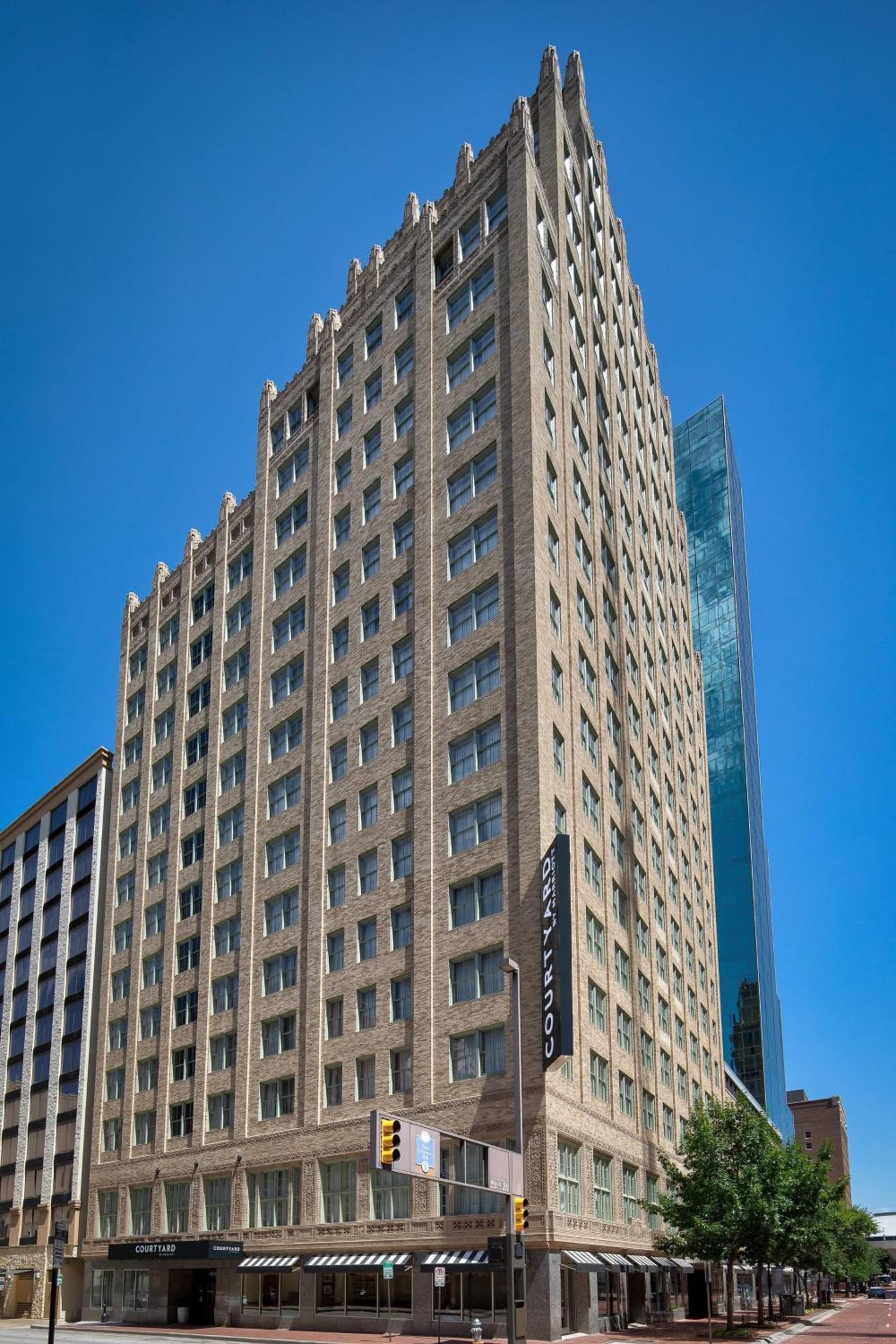Courtyard Fort Worth Downtown/Blackstone interior in Fort Worth, TX — gallery photo 2