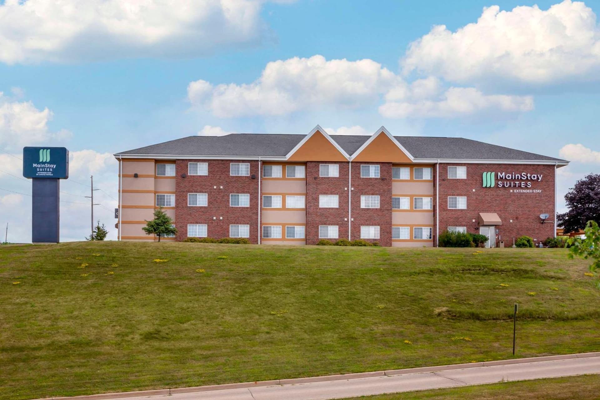 MainStay Suites Dubuque at Hwy 20 interior in Dubuque, IA — gallery photo 2
