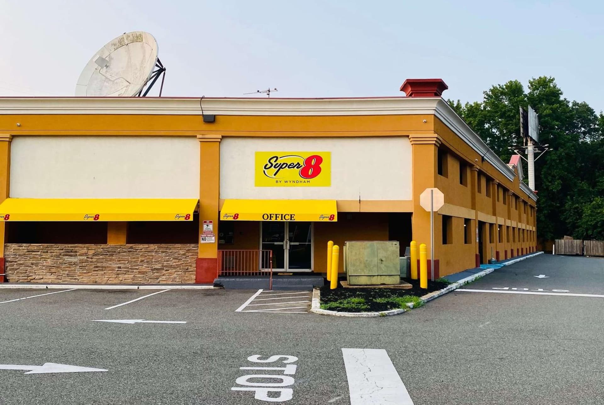 Super 8 by Wyndham Gloucester interior in Gloucester City, NJ — gallery photo 2