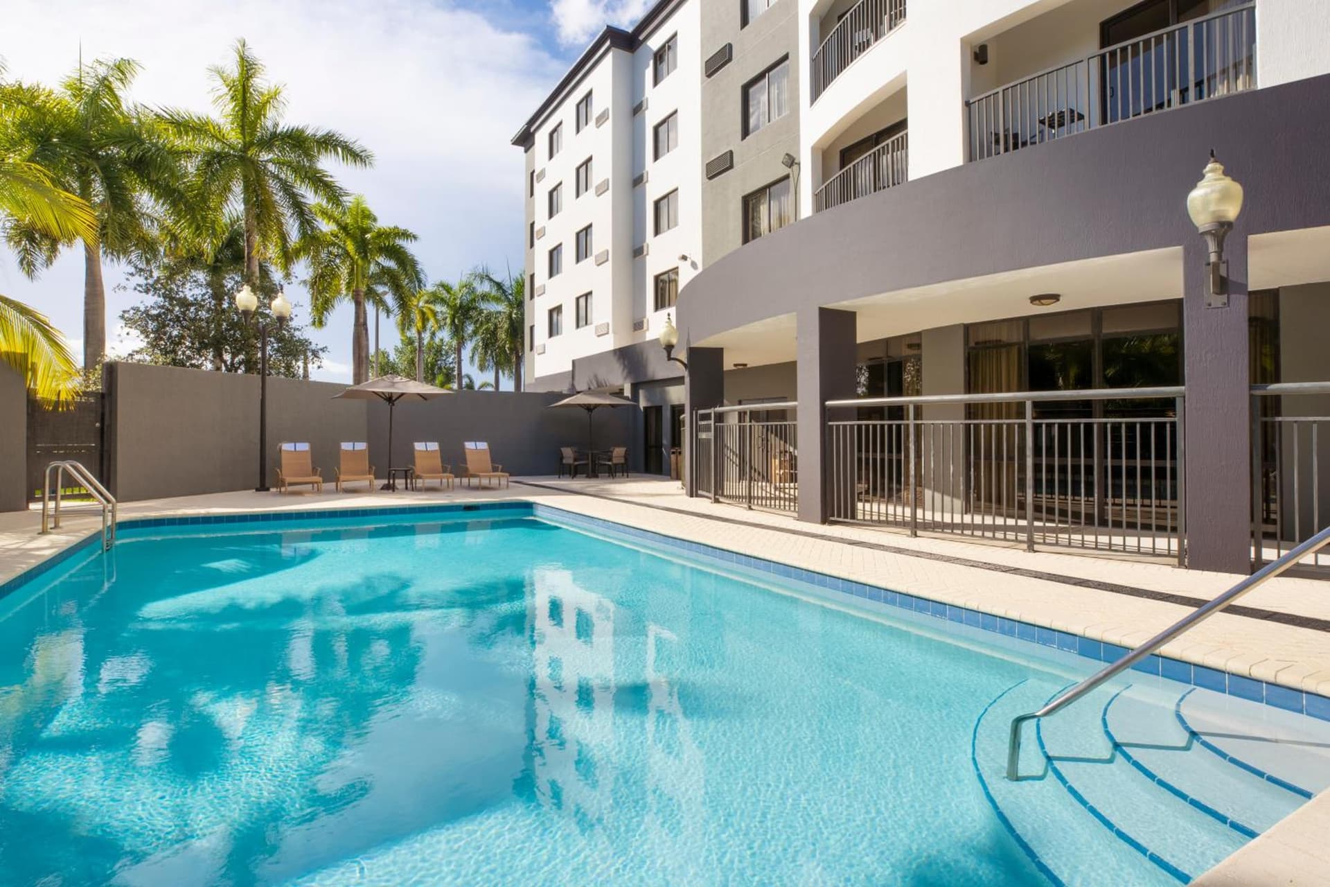 Courtyard by Marriott Miami at Dolphin Mall interior in Miami, FL — gallery photo 2
