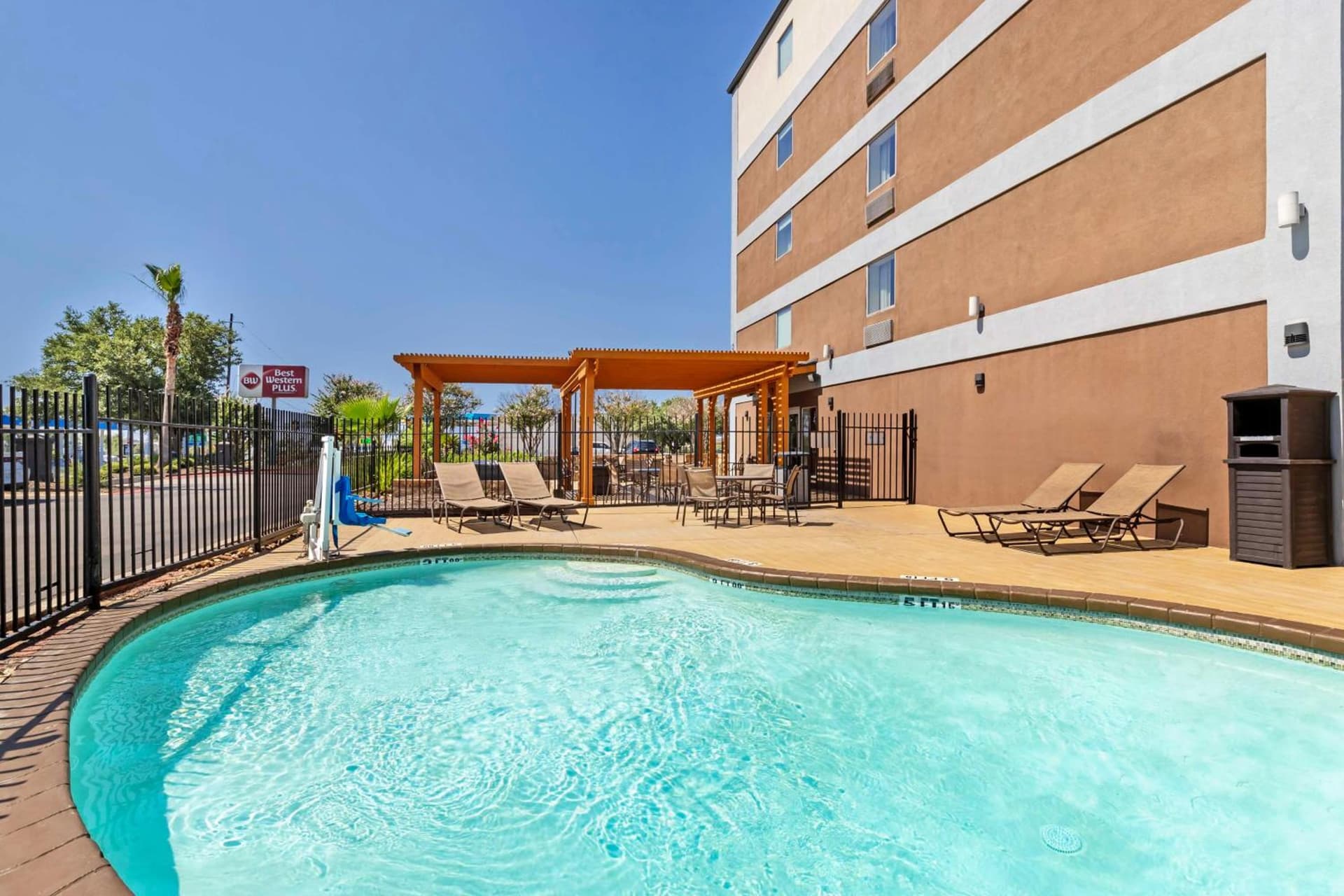 Best Western Plus Downtown North interior in San Antonio, TX — gallery photo 2