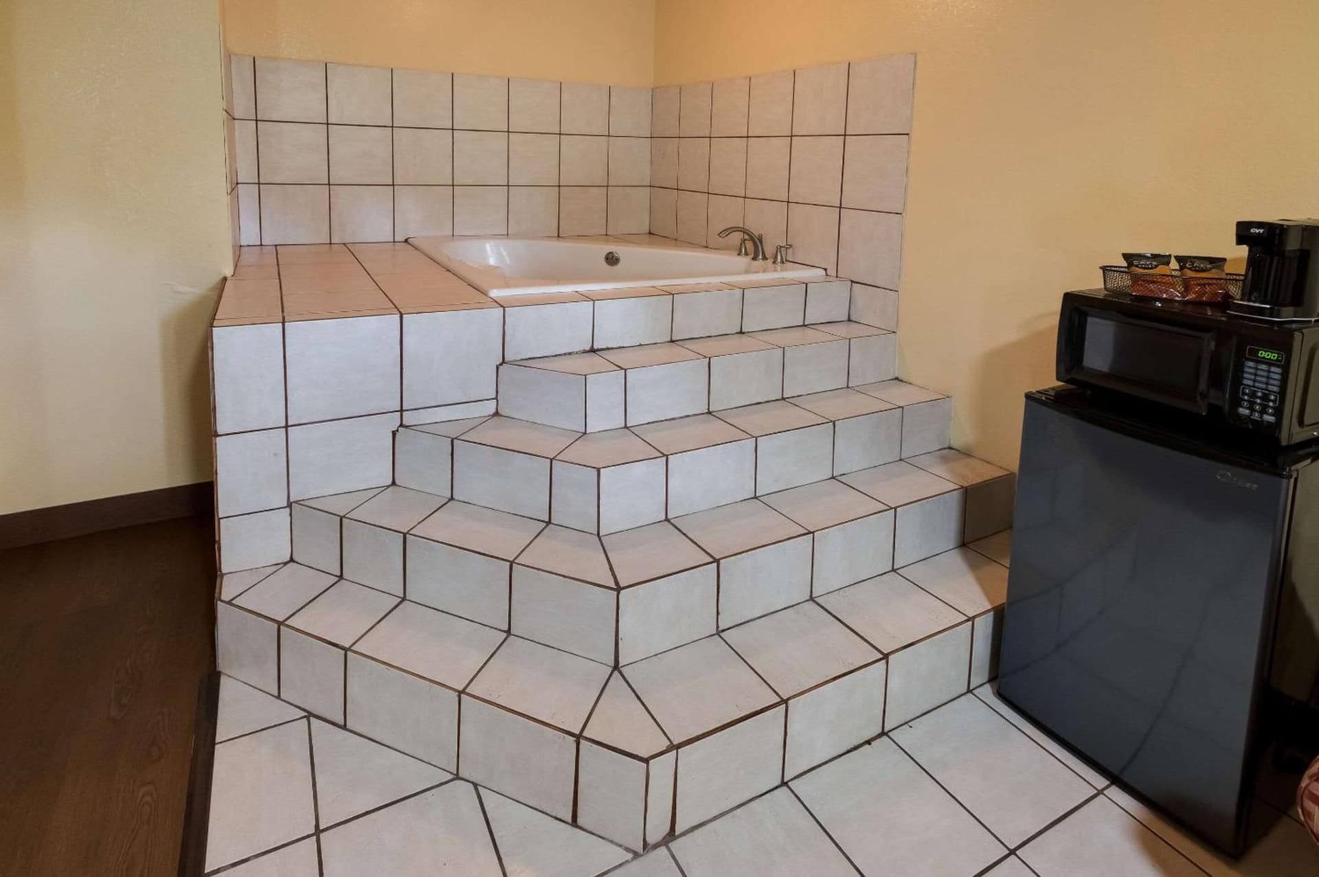 Relax Inn & Suites property views in New Orleans, LA — gallery photo 3