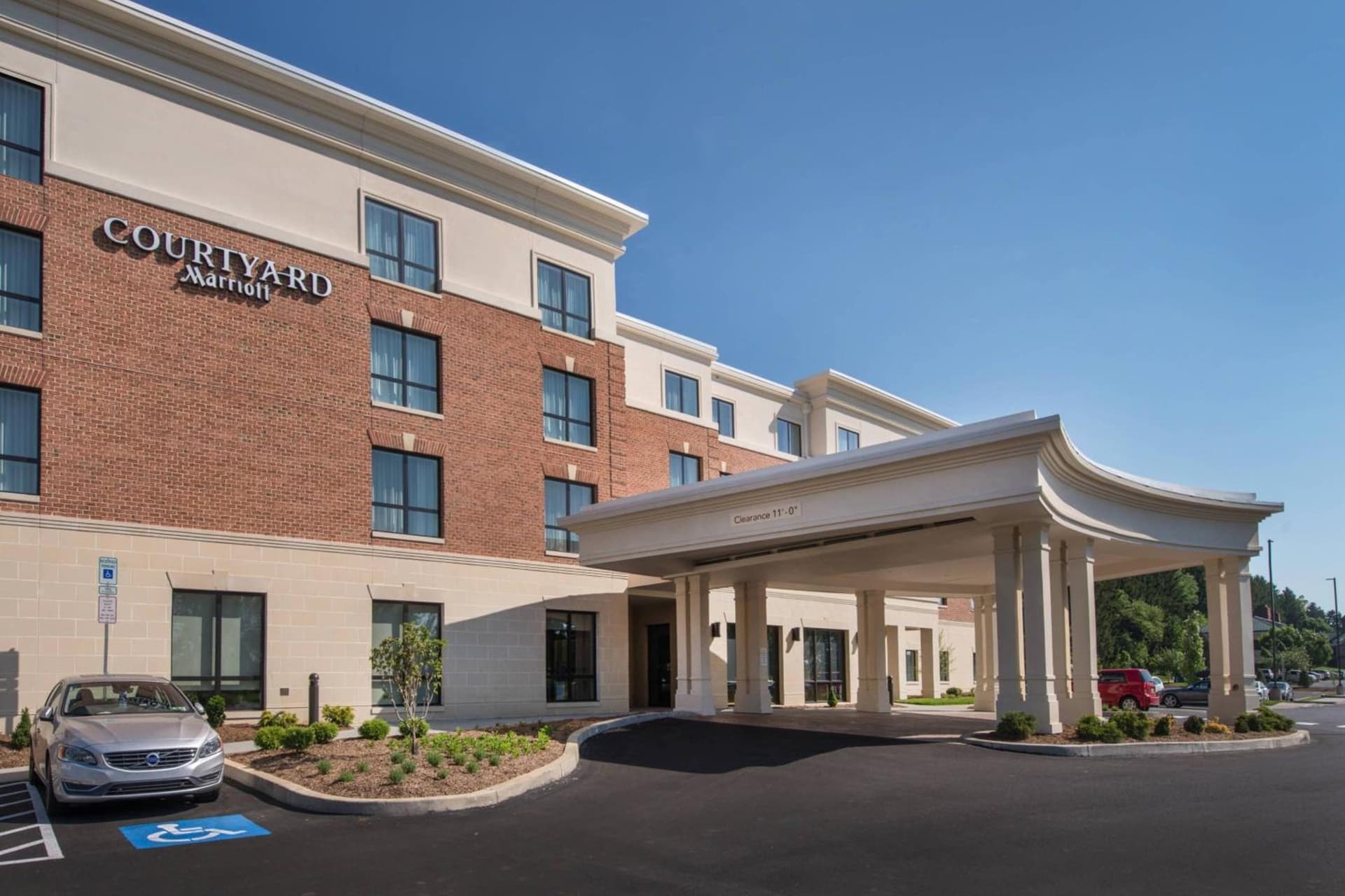 Courtyard by Marriott Hershey Chocolate Avenue interior in Hershey, PA — gallery photo 2