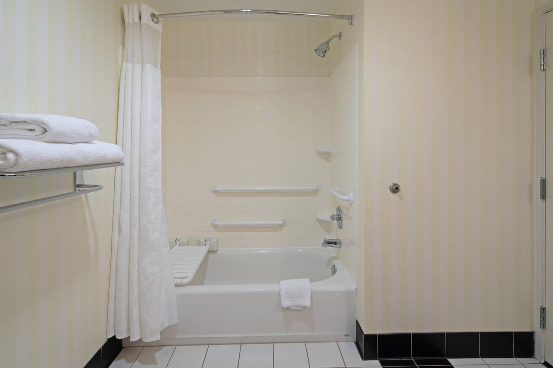 Fairfield Inn & Suites Seattle Bremerton interior in Bremerton, WA — gallery photo 2