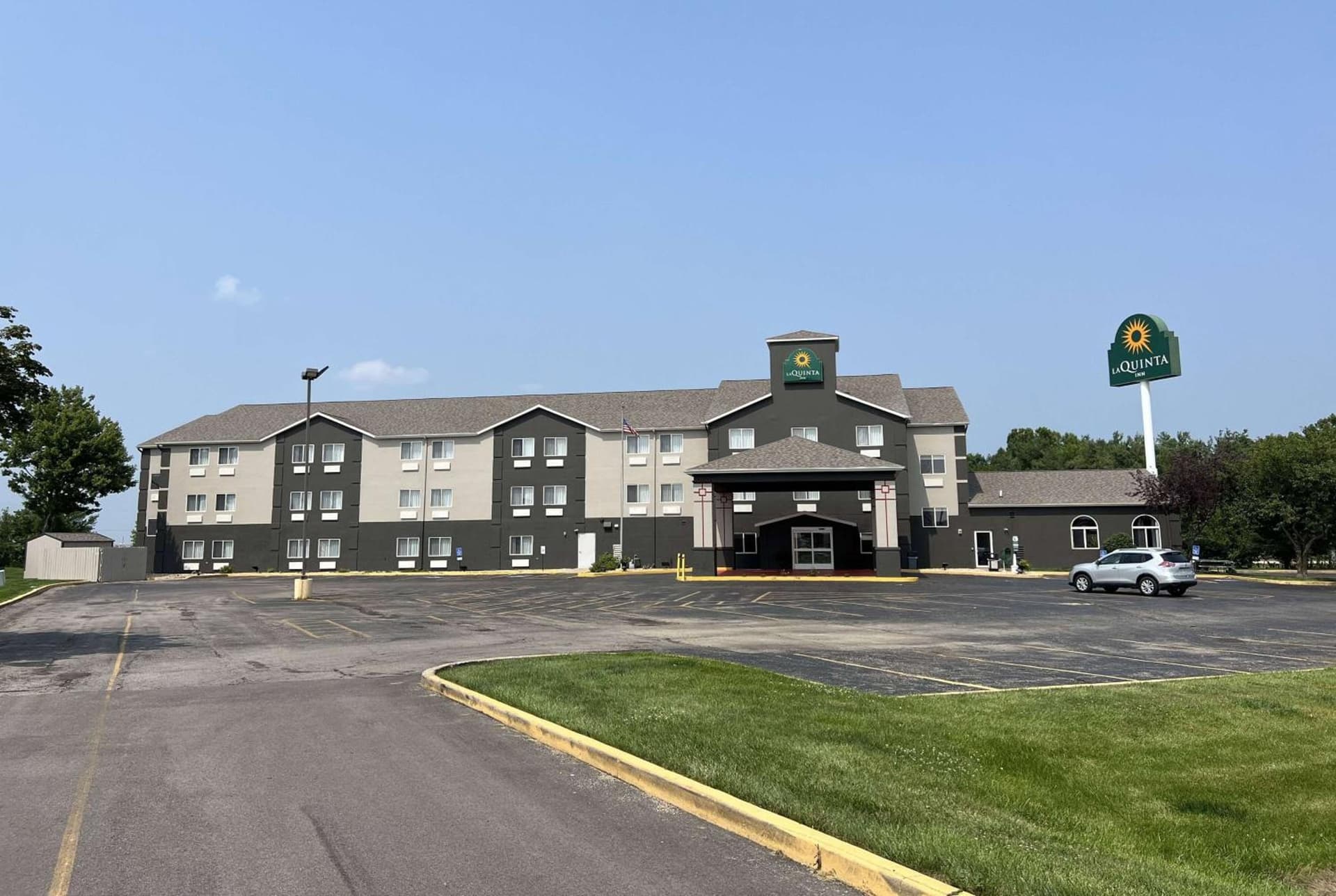 La Quinta Inn & Suites by Wyndham Peru Starved Rock St Park interior in Peru, IL — gallery photo 2