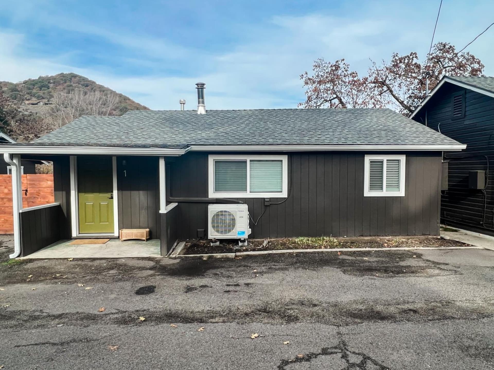 Waterfront River Apartments gallery photo in Rogue River, OR — image 128
