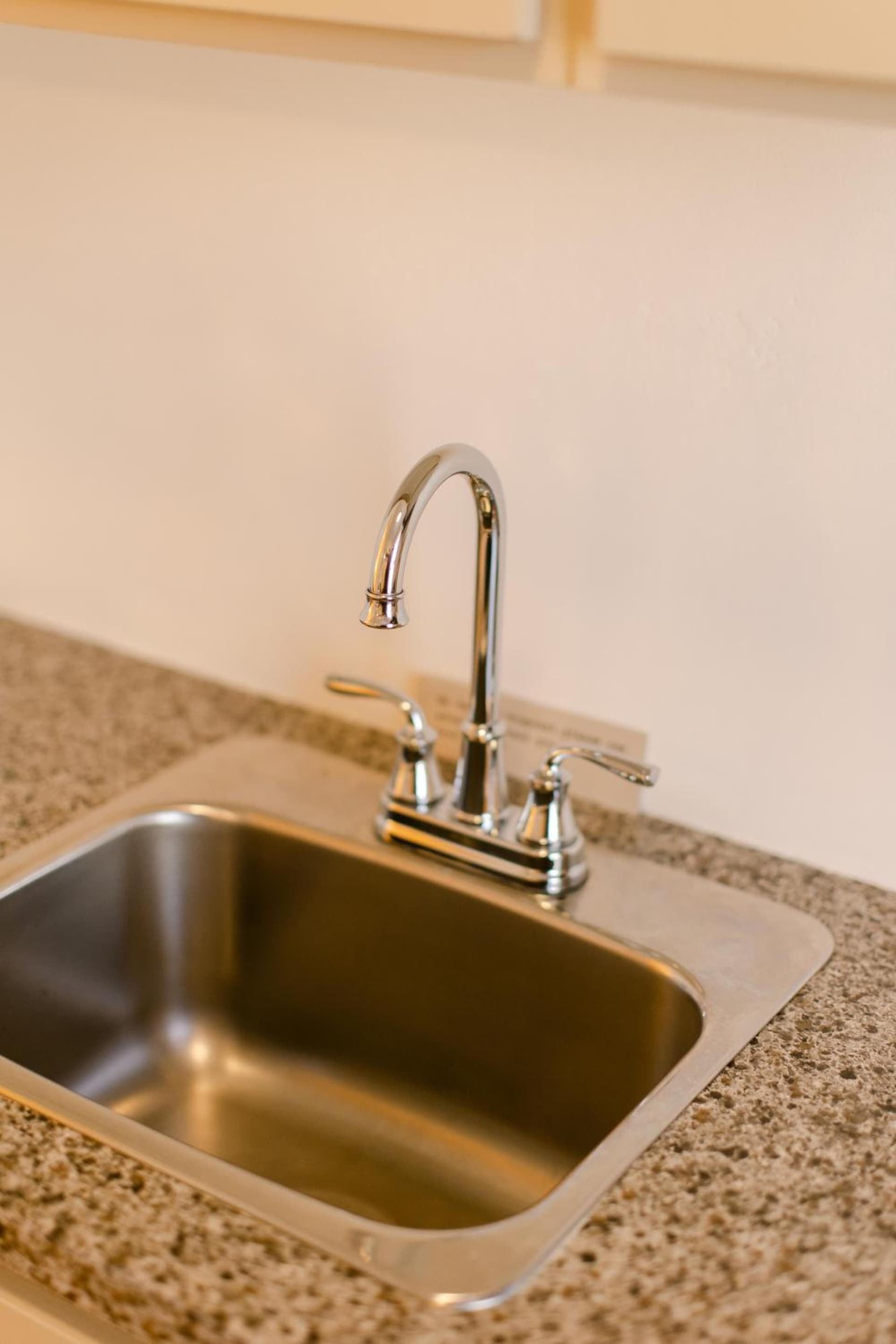Waterfront River Apartments property views in Rogue River, OR — gallery photo 3