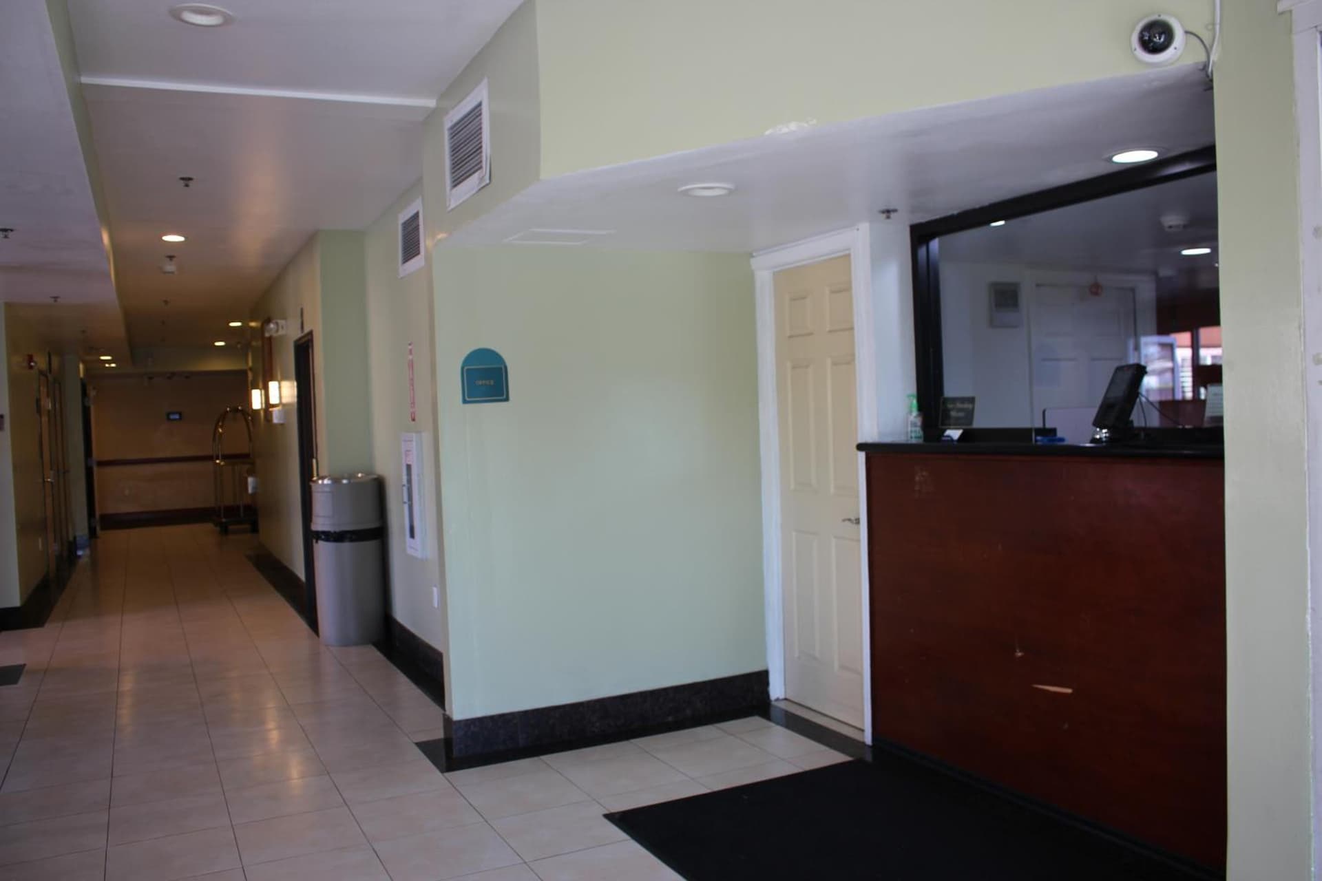 Rodeway Inn & Suites Hayward - Oakland South interior in Hayward, CA — gallery photo 2