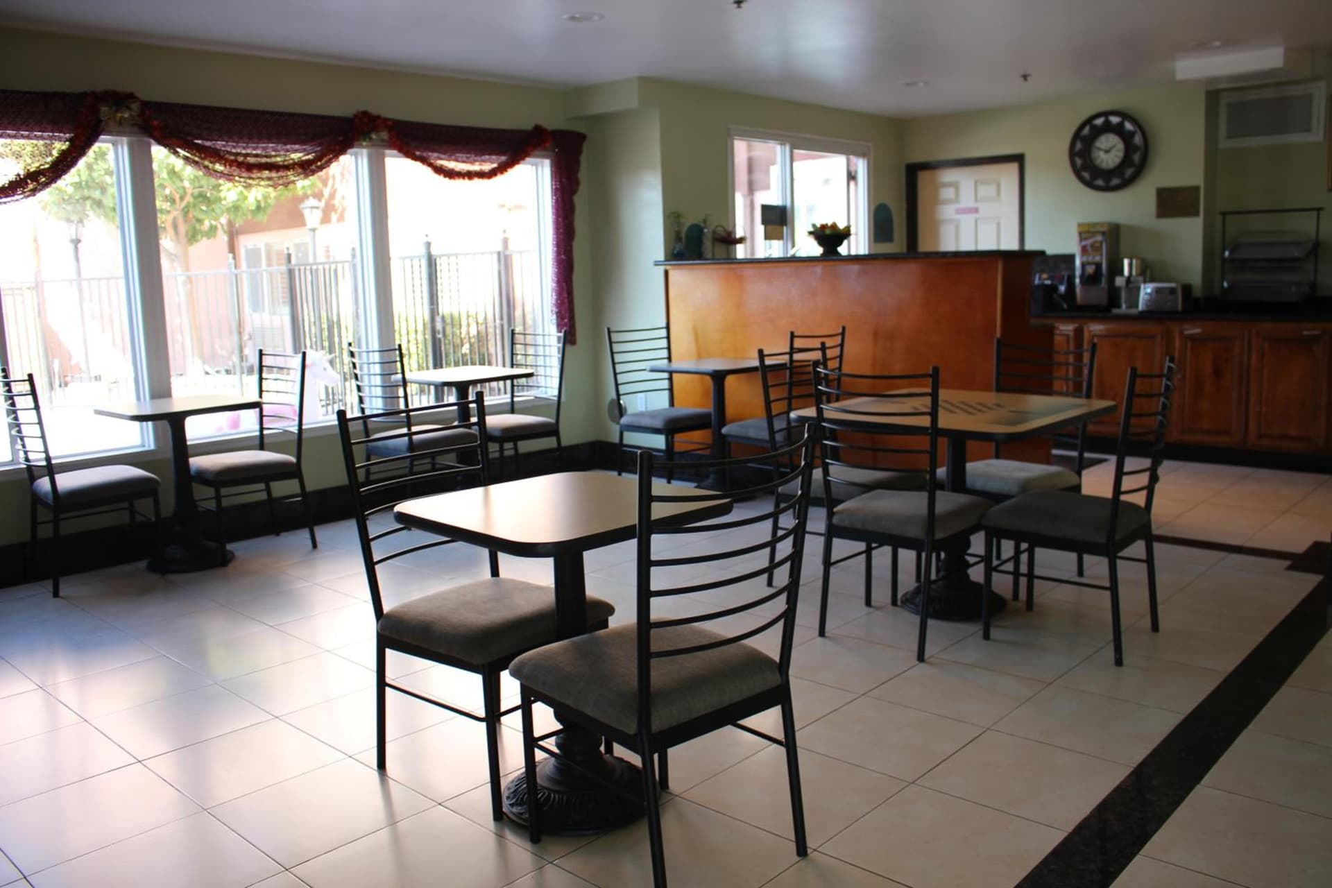Rodeway Inn & Suites Hayward - Oakland South gallery photo in Hayward, CA — image 26