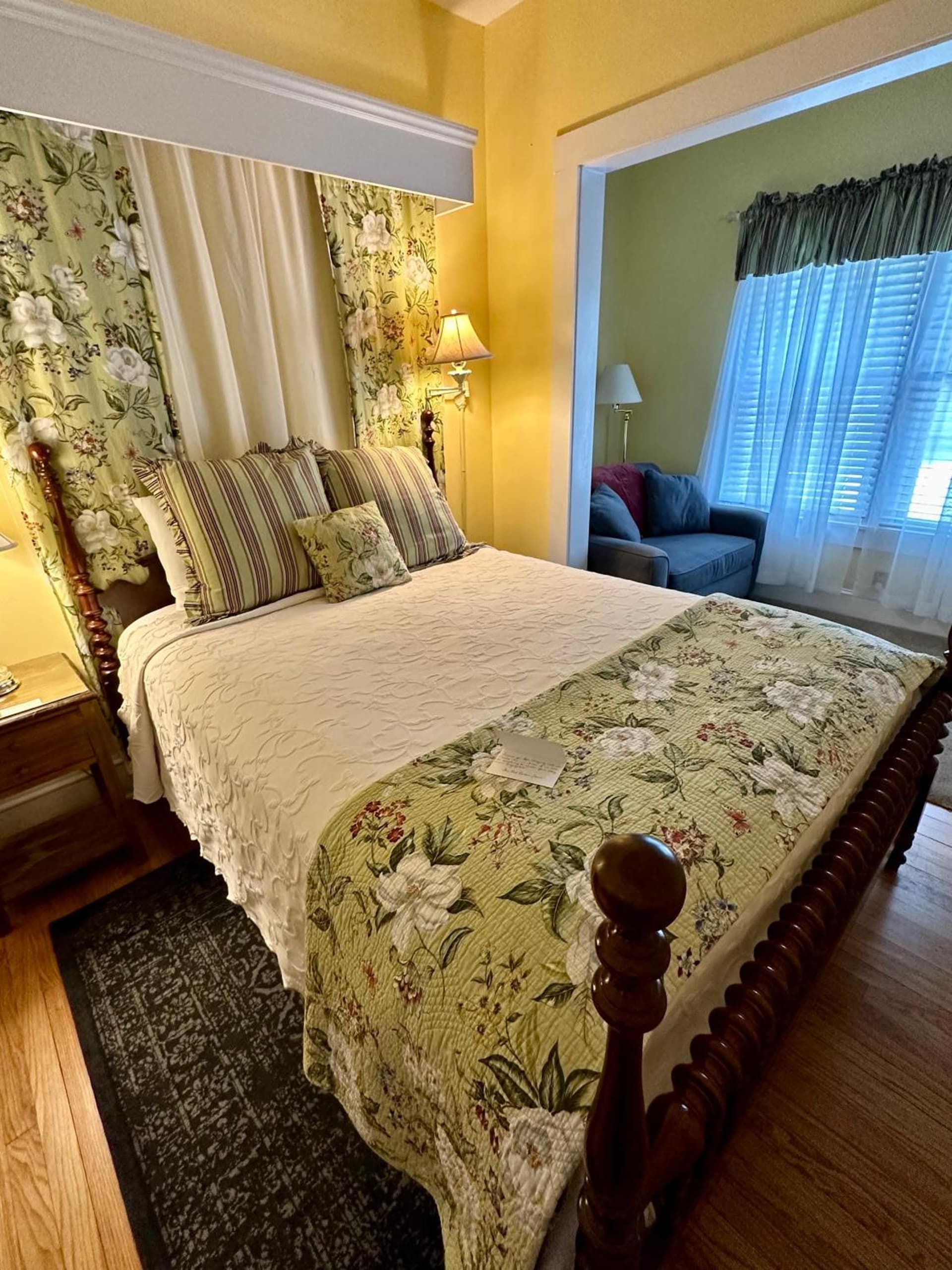 Red Rocker Inn property views in Black Mountain, NC — gallery photo 3