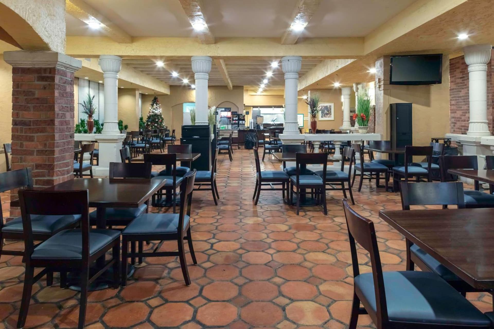 Embassy Suites by Hilton Kansas City Plaza property views in Kansas City, MO — gallery photo 3