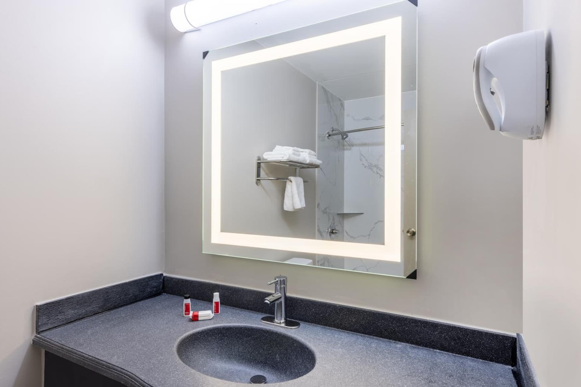 Days Inn & Suites by Wyndham Fort Bragg/Cross Creek Mall gallery photo in Fayetteville, NC — image 38