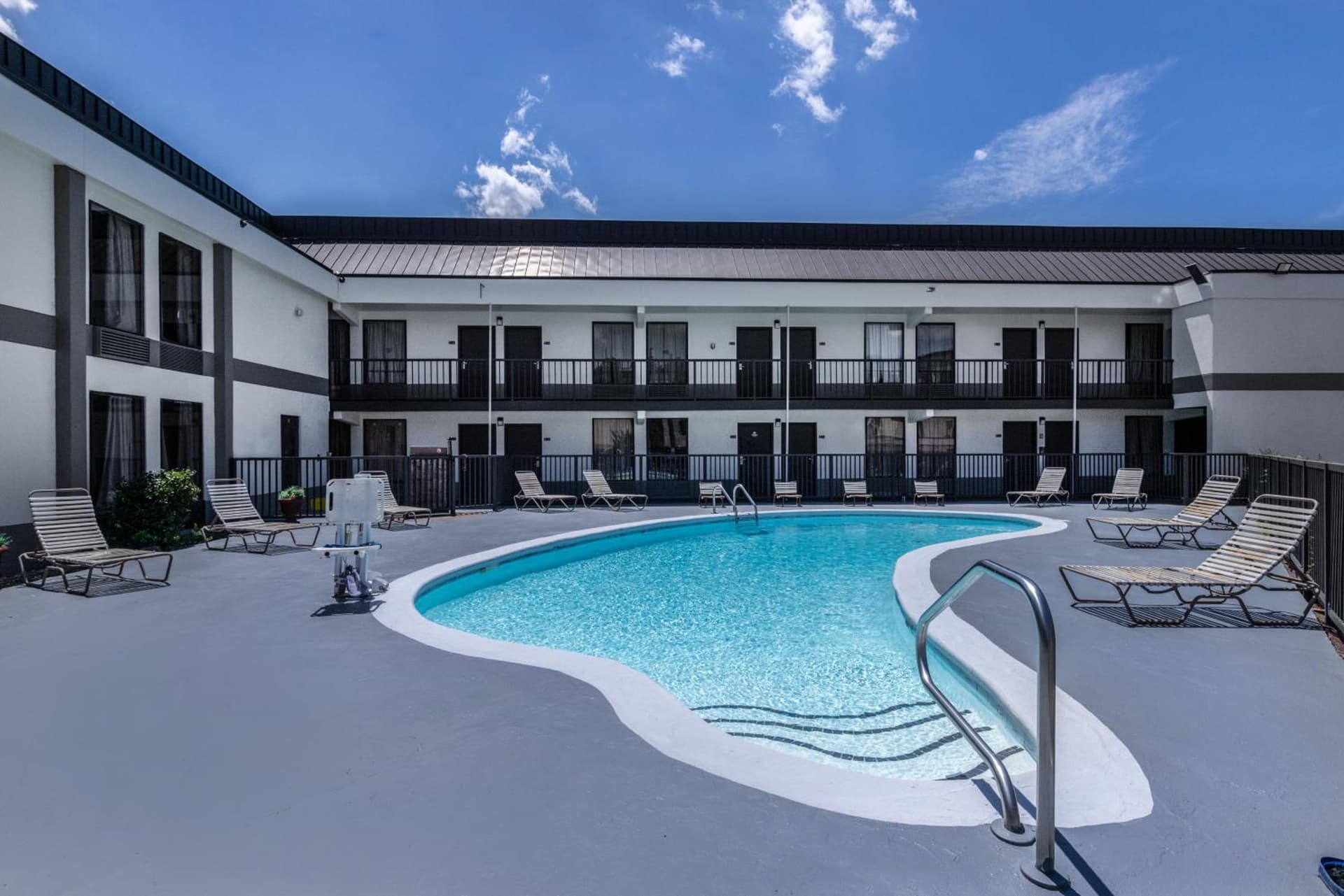 Days Inn & Suites by Wyndham Fort Bragg/Cross Creek Mall gallery photo in Fayetteville, NC — image 53