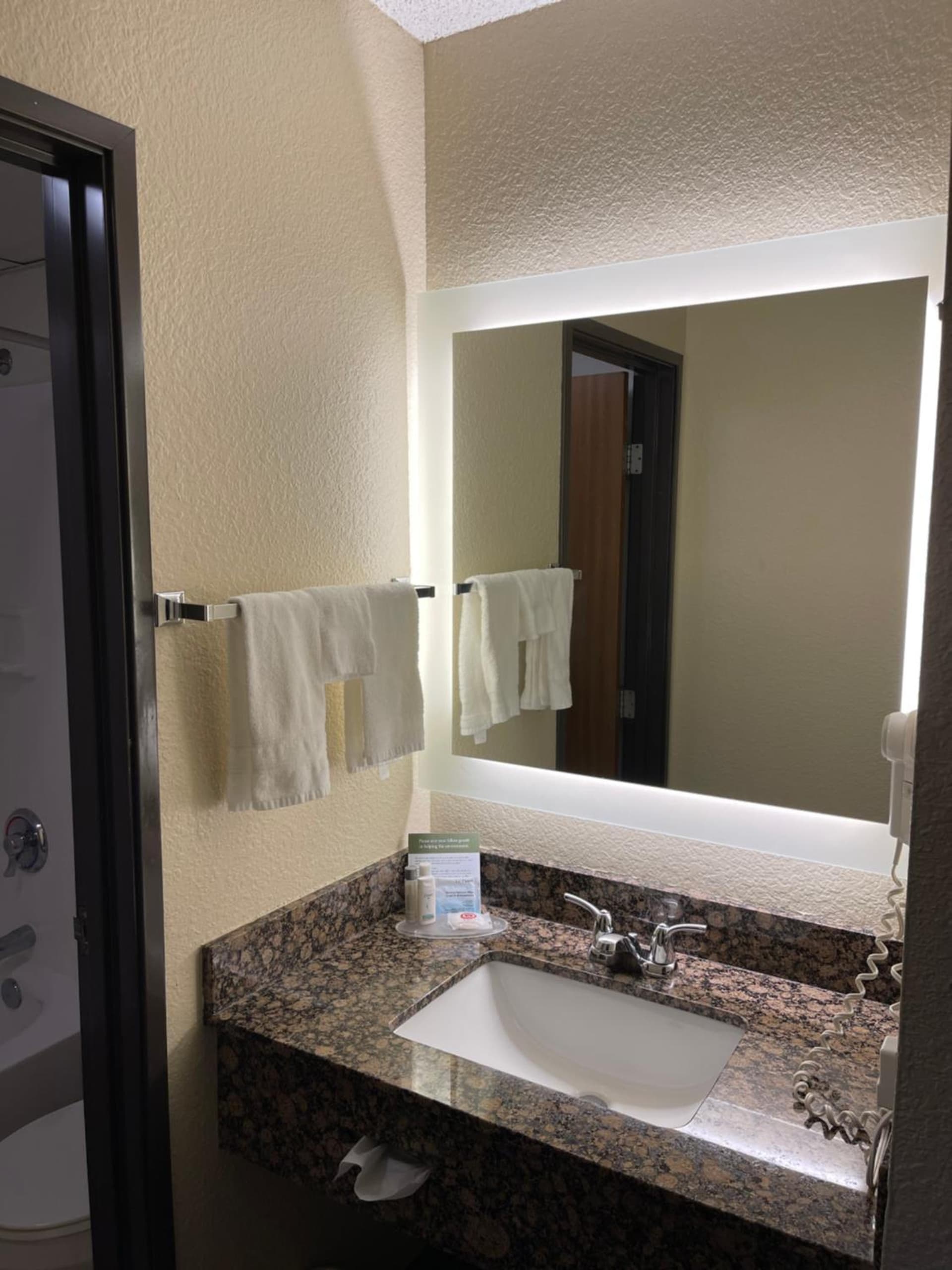 AmericInn by Wyndham Chippewa Falls gallery photo in Chippewa Falls, WI — image 9