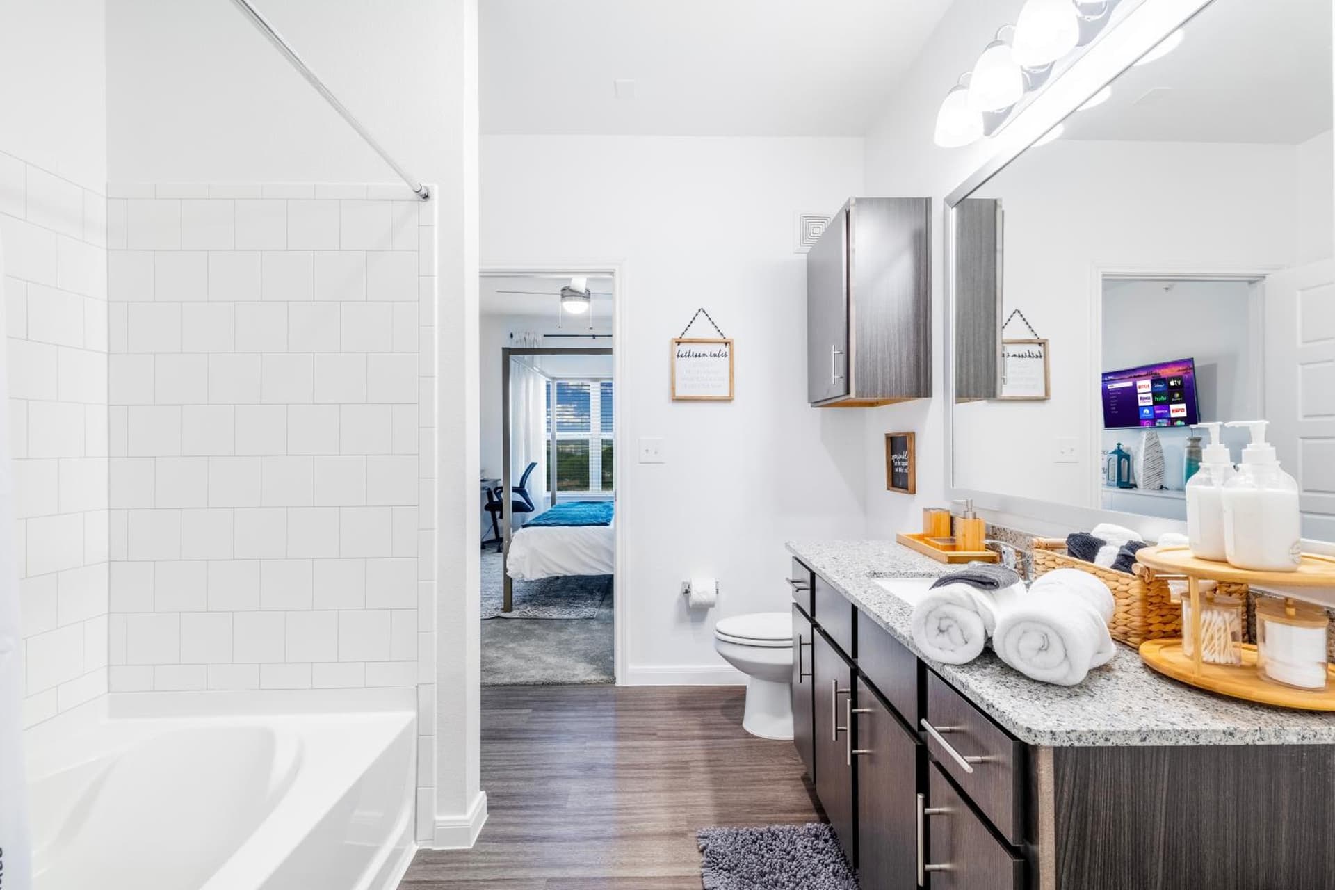Modern 2br Pet-friendly Wd Pool&gym Utsa property views in San Antonio, TX — gallery photo 3