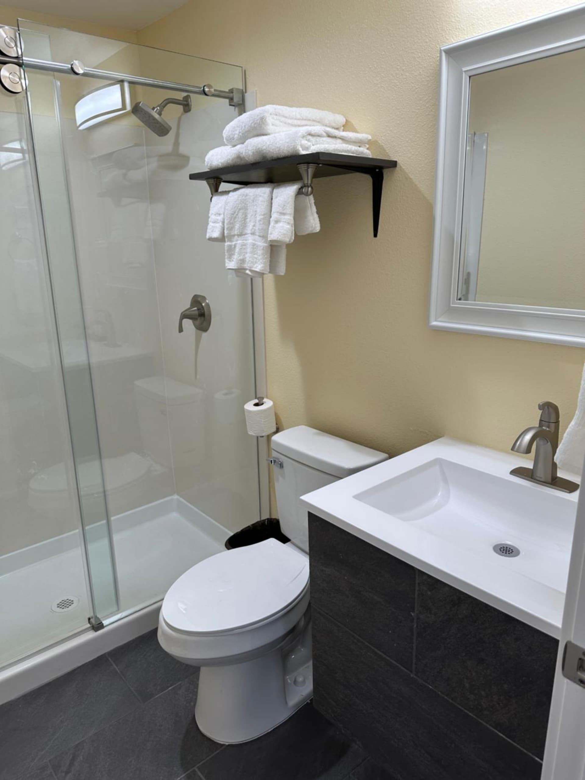 Relax Inn of Medford interior in Medford, OR — gallery photo 2