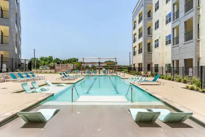 Modern 2br Pet-friendly Wd Pool&gym Utsa interior in San Antonio, TX — gallery photo 2