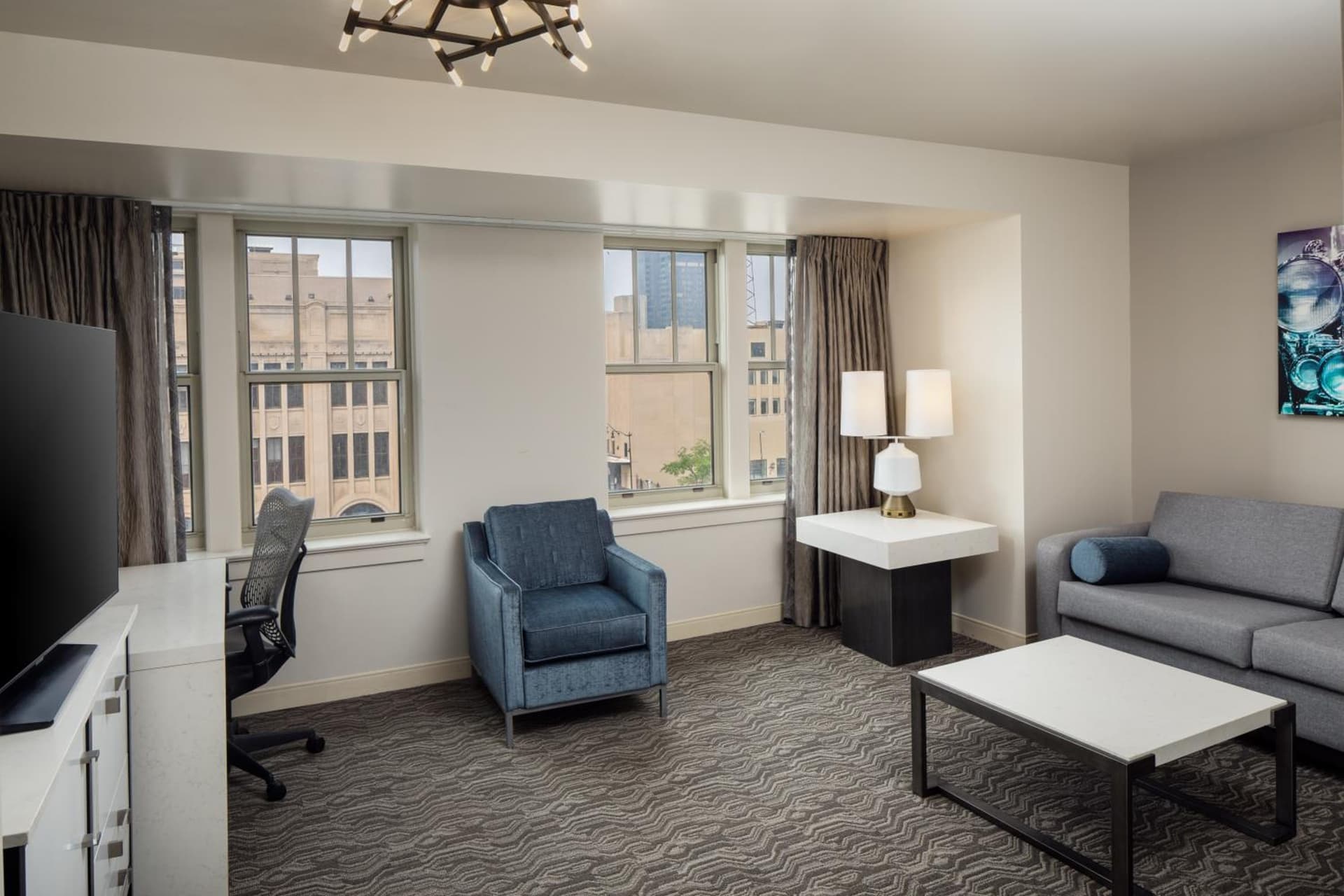 DoubleTree Suites by Hilton Hotel Detroit Downtown - Fort Shelby gallery photo in Detroit, MI — image 41