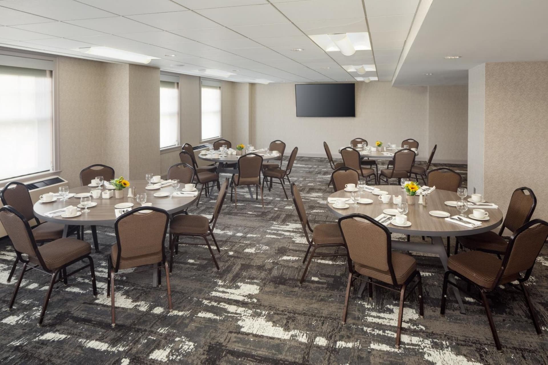 DoubleTree Suites by Hilton Hotel Detroit Downtown - Fort Shelby gallery photo in Detroit, MI — image 11