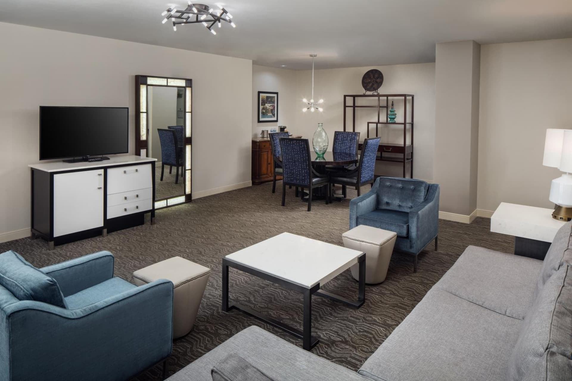 DoubleTree Suites by Hilton Hotel Detroit Downtown - Fort Shelby gallery photo in Detroit, MI — image 6