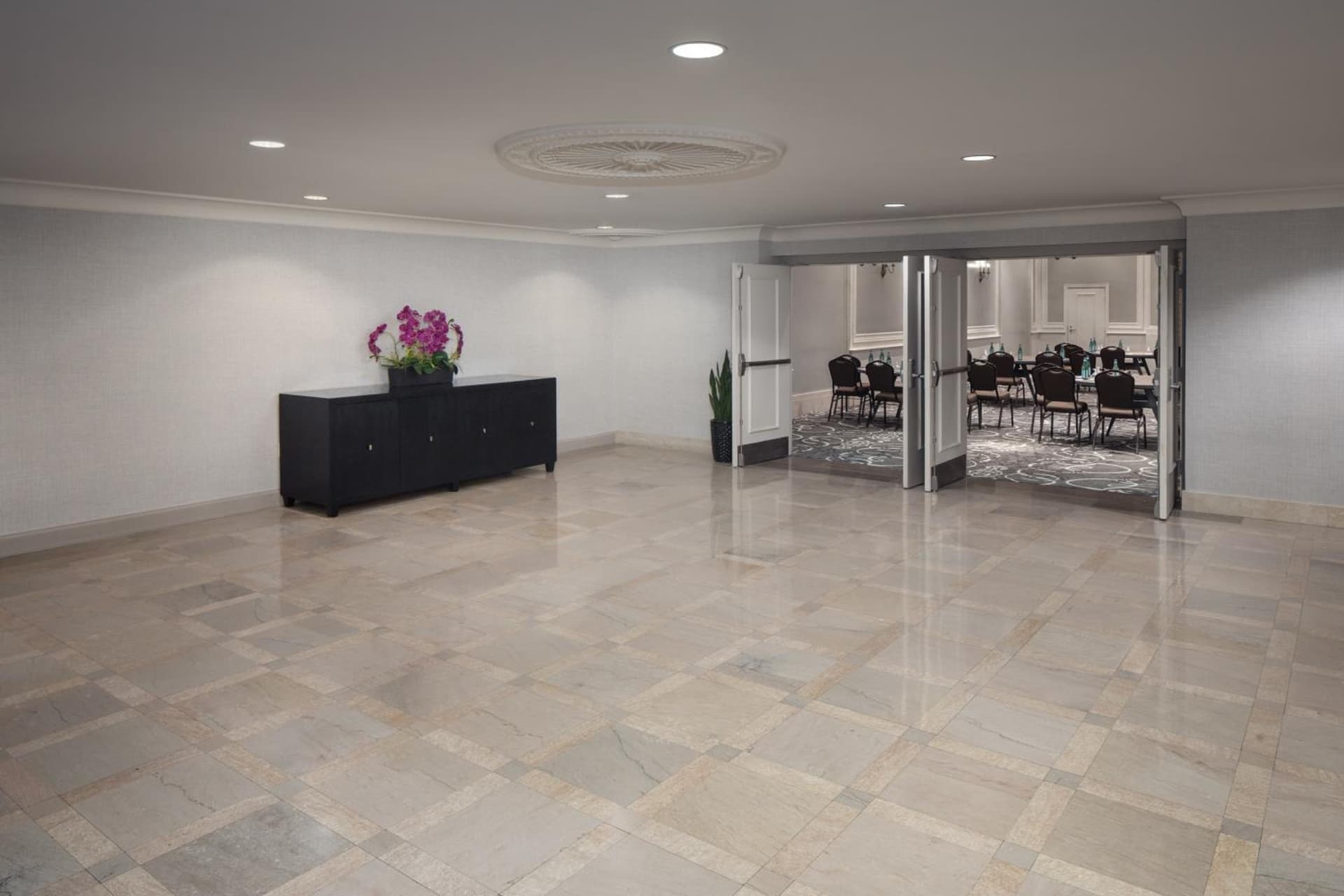 DoubleTree Suites by Hilton Hotel Detroit Downtown - Fort Shelby gallery photo in Detroit, MI — image 47