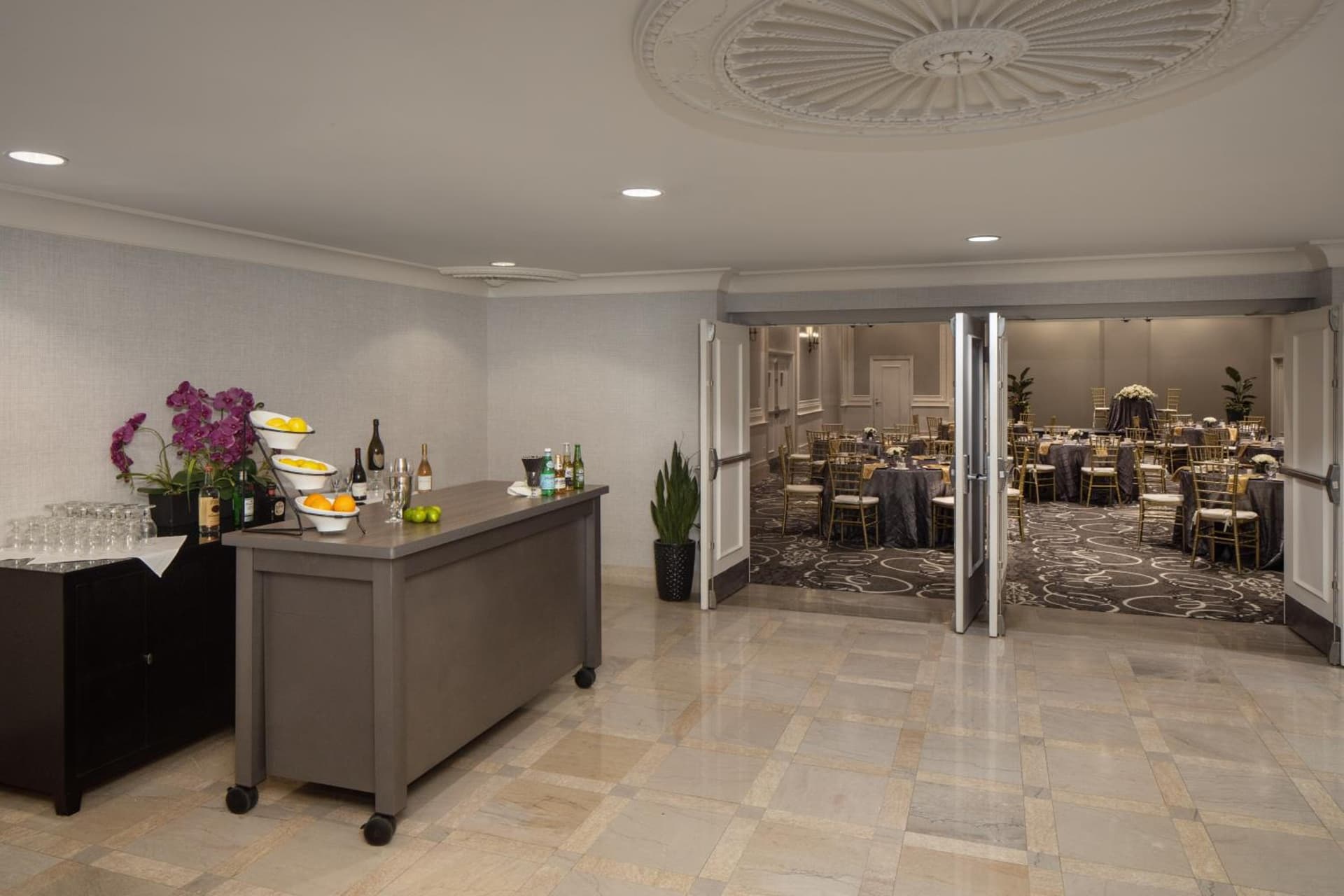 DoubleTree Suites by Hilton Hotel Detroit Downtown - Fort Shelby gallery photo in Detroit, MI — image 52