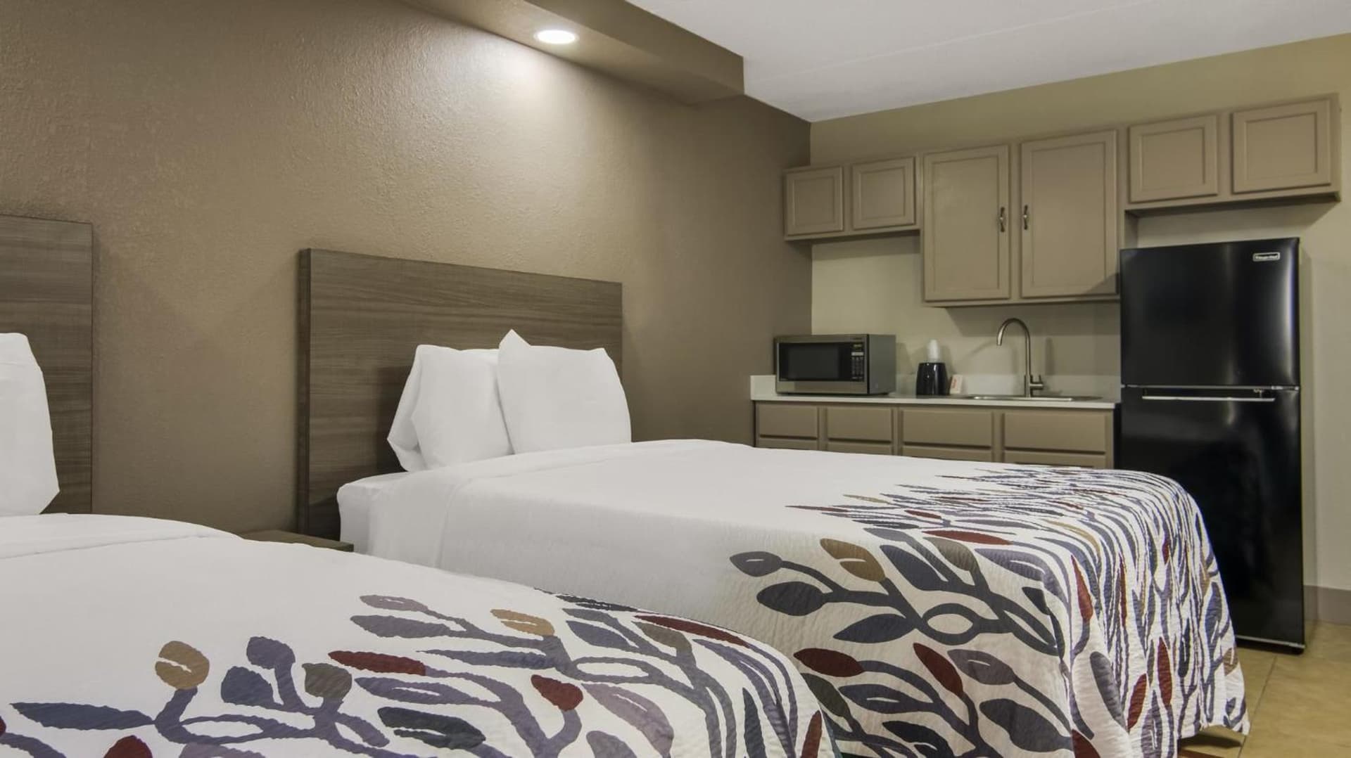 Red Roof Inn & Conference Center Chicago - Aurora Fox Valley gallery photo in North Aurora, IL — image 4