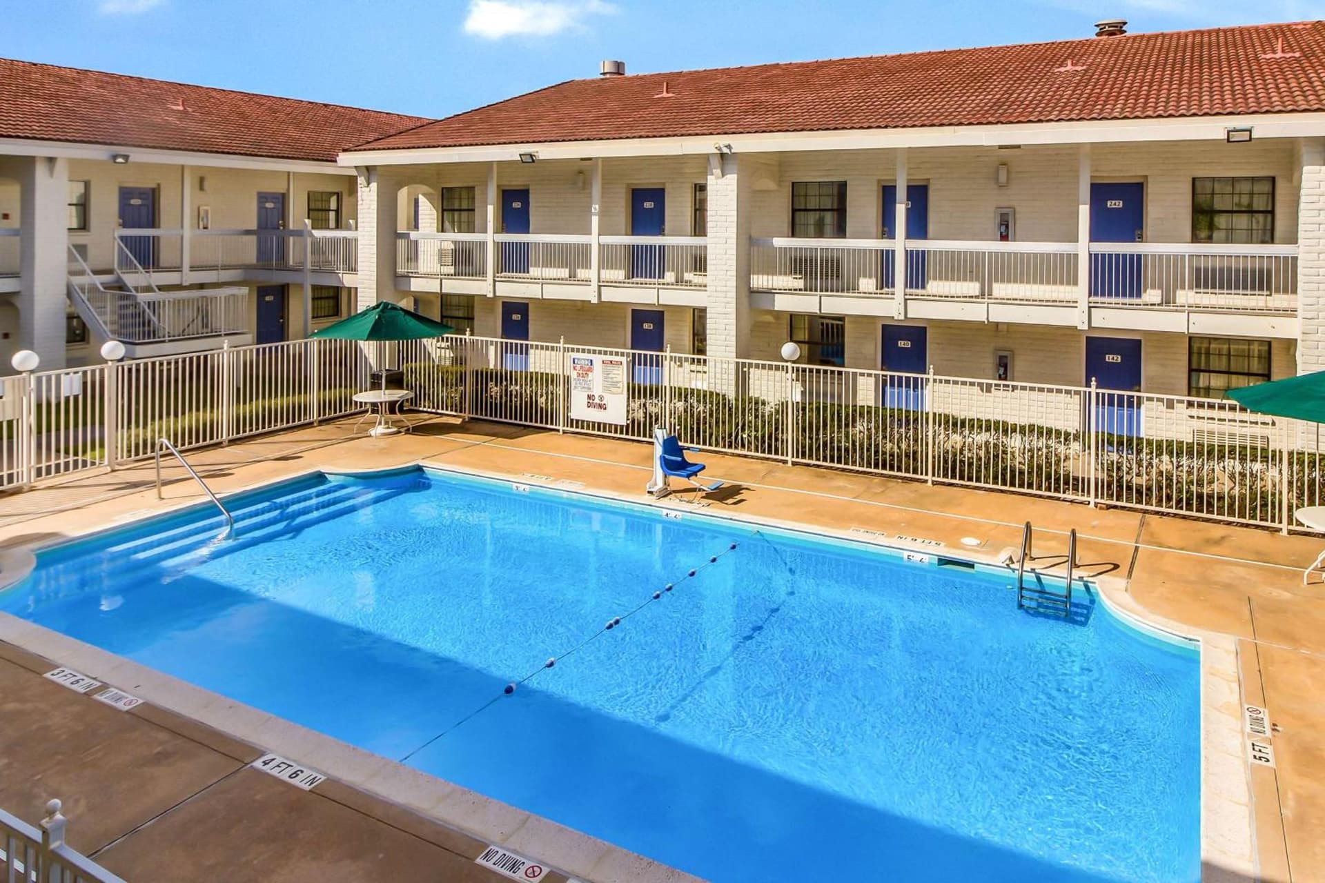 Motel 6-Baytown, TX - Garth Rd interior in Baytown, TX — gallery photo 2