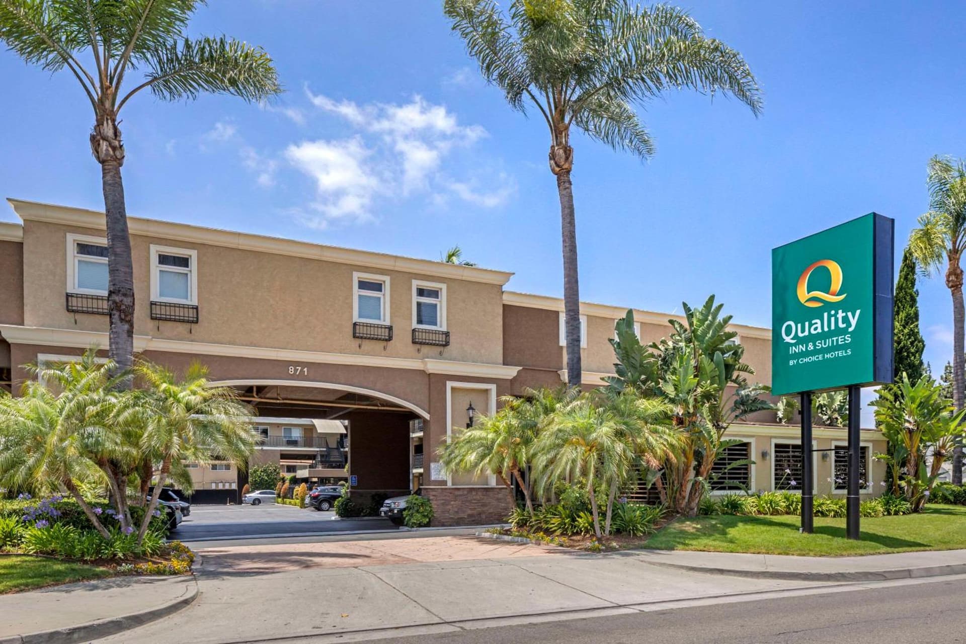 Quality Inn & Suites Anaheim Maingate featured exterior or lobby in Anaheim, CA — similar hotel