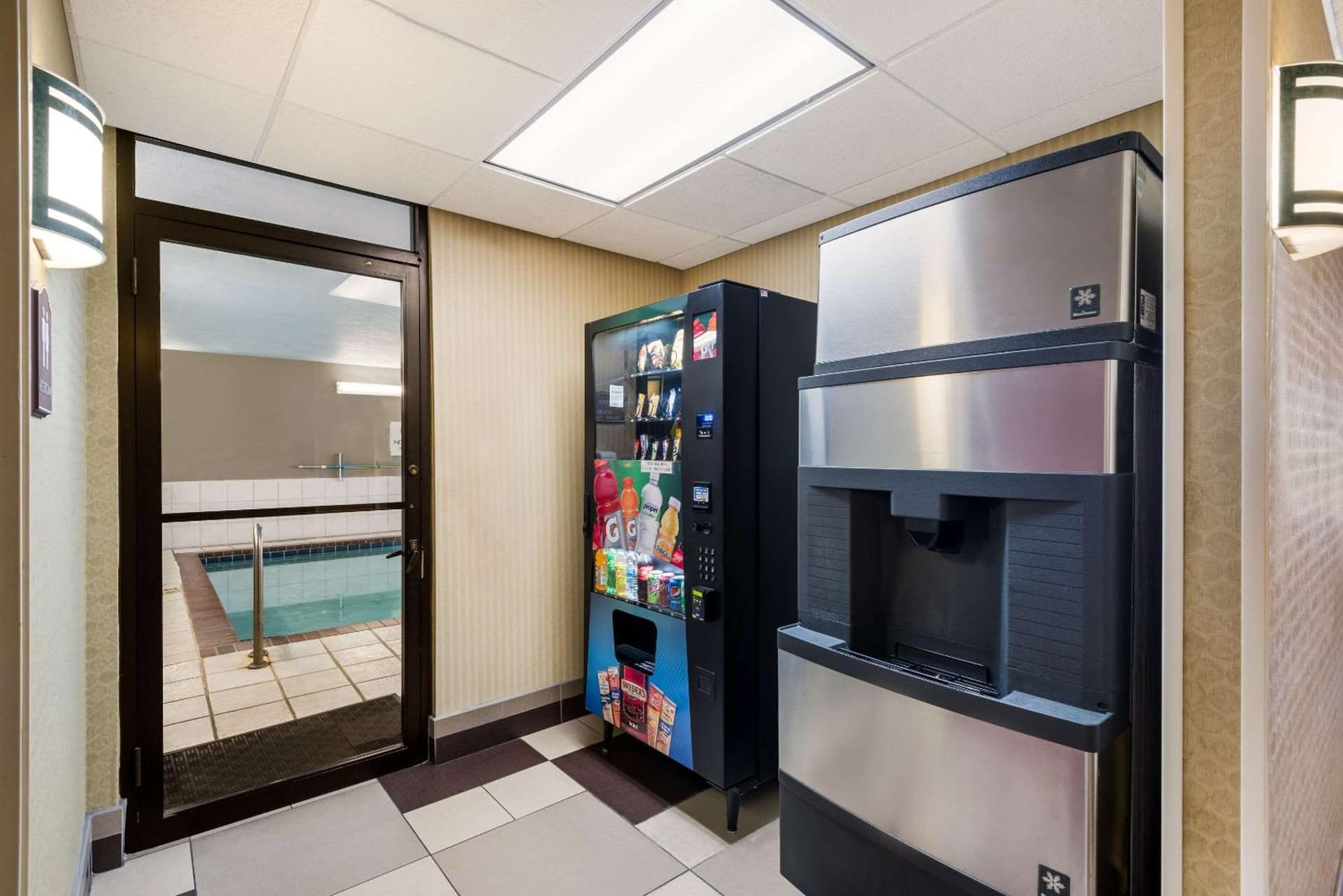 Quality Inn Des Moines North interior in Des Moines, IA — gallery photo 2