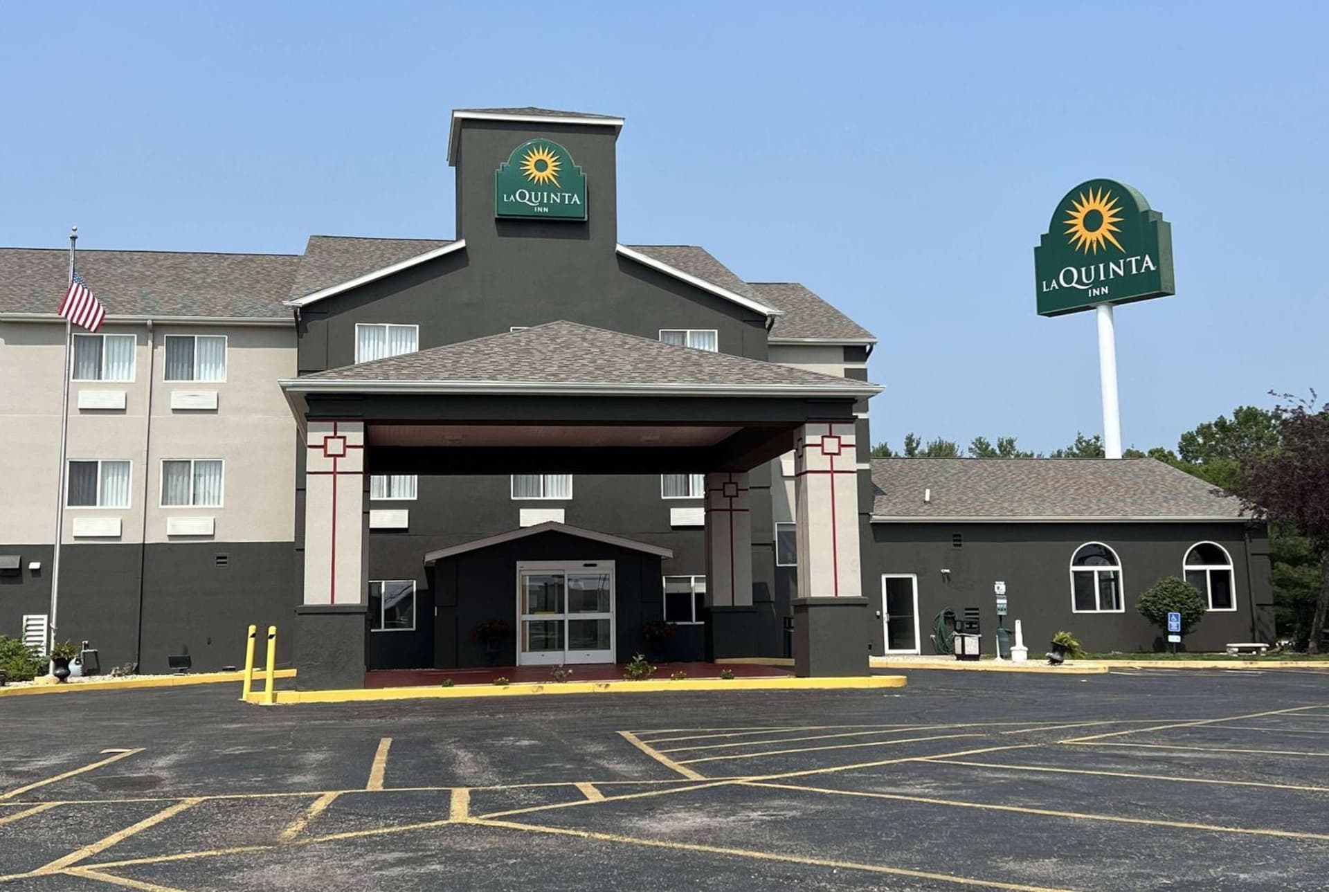 La Quinta Inn & Suites by Wyndham Peru Starved Rock St Park property views in Peru, IL — gallery photo 3