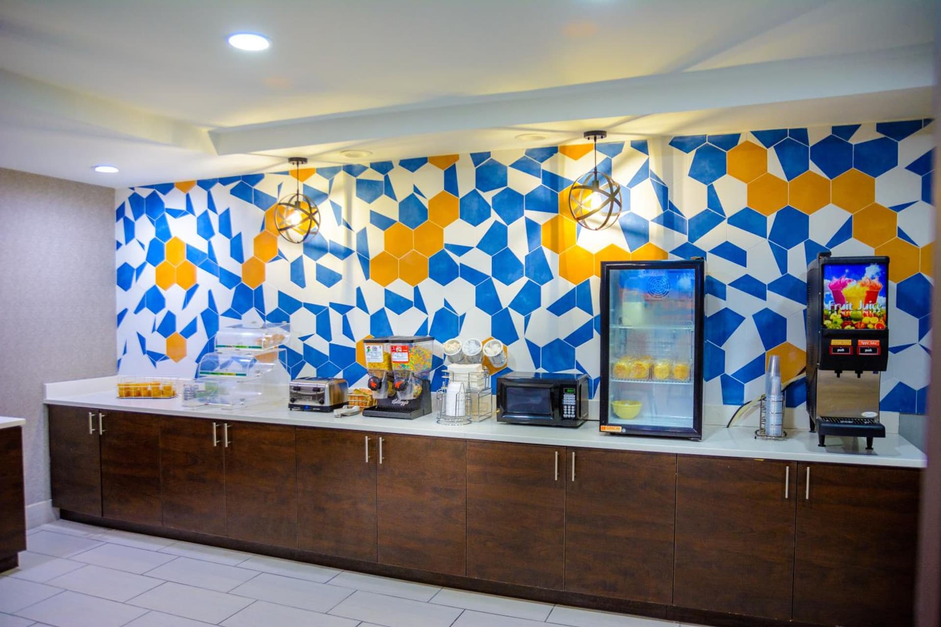 La Quinta Inn & Suites by Wyndham Fayetteville I-95 property views in Fayetteville, NC — gallery photo 3