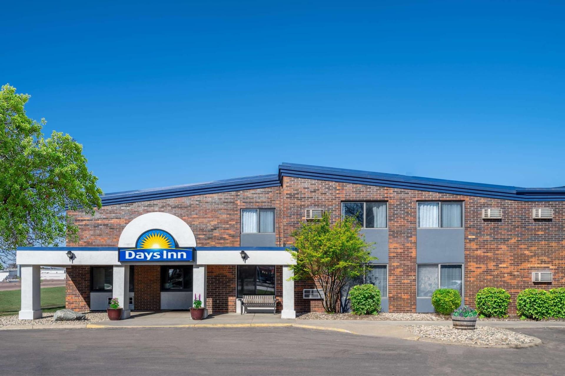Days Inn by Wyndham Sioux Falls Airport interior in Sioux Falls, SD — gallery photo 2