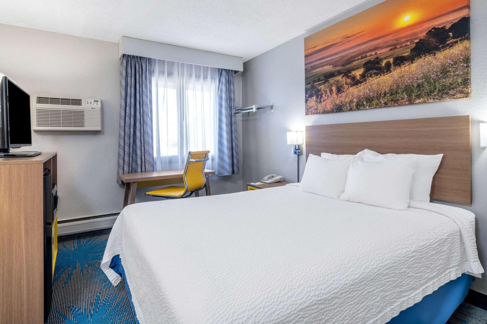 Days Inn by Wyndham Sioux Falls Airport interior in Sioux Falls, SD — gallery photo 2